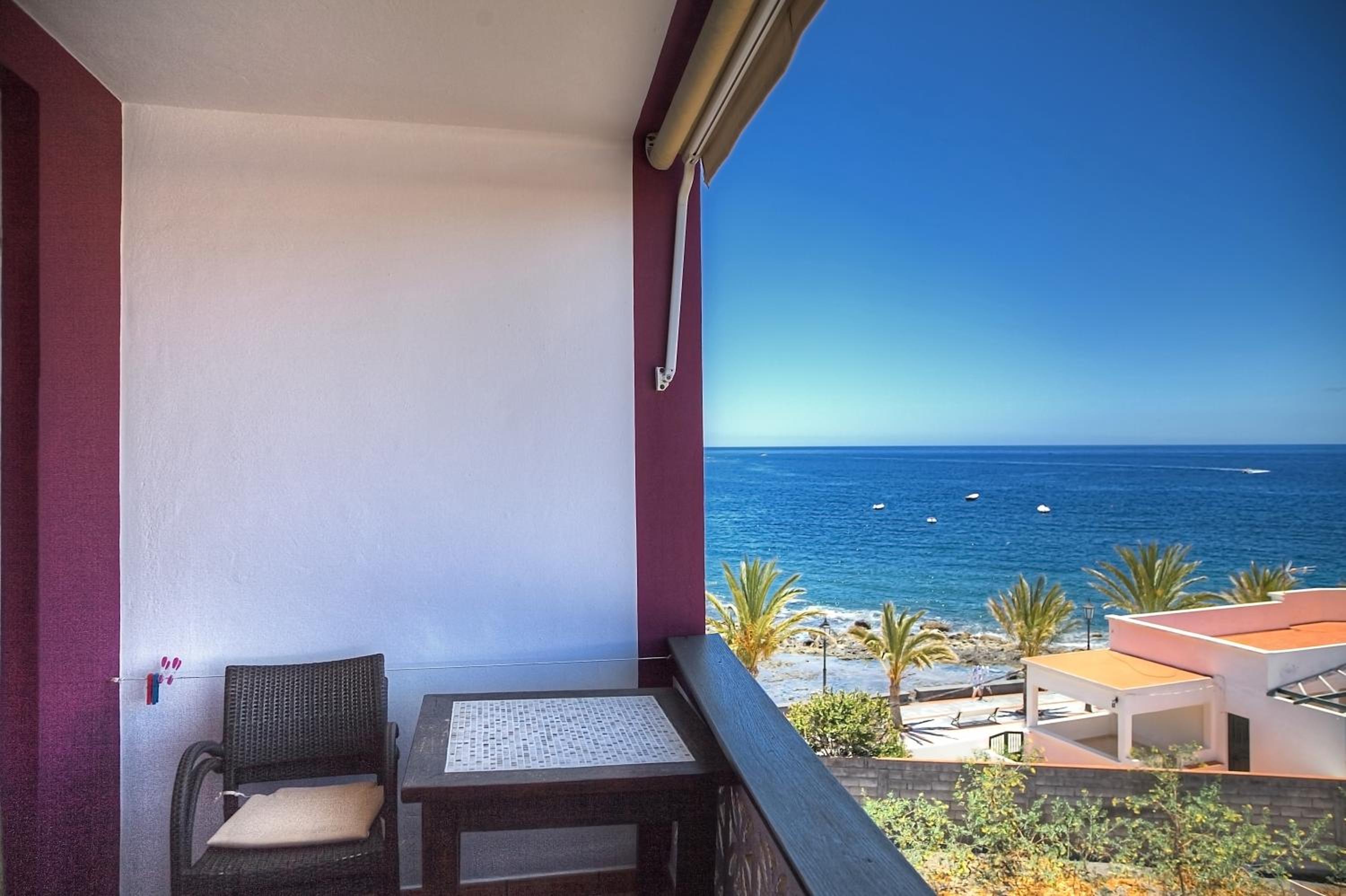 One-Bedroom Apartment with Balcony and Sea View photo 3