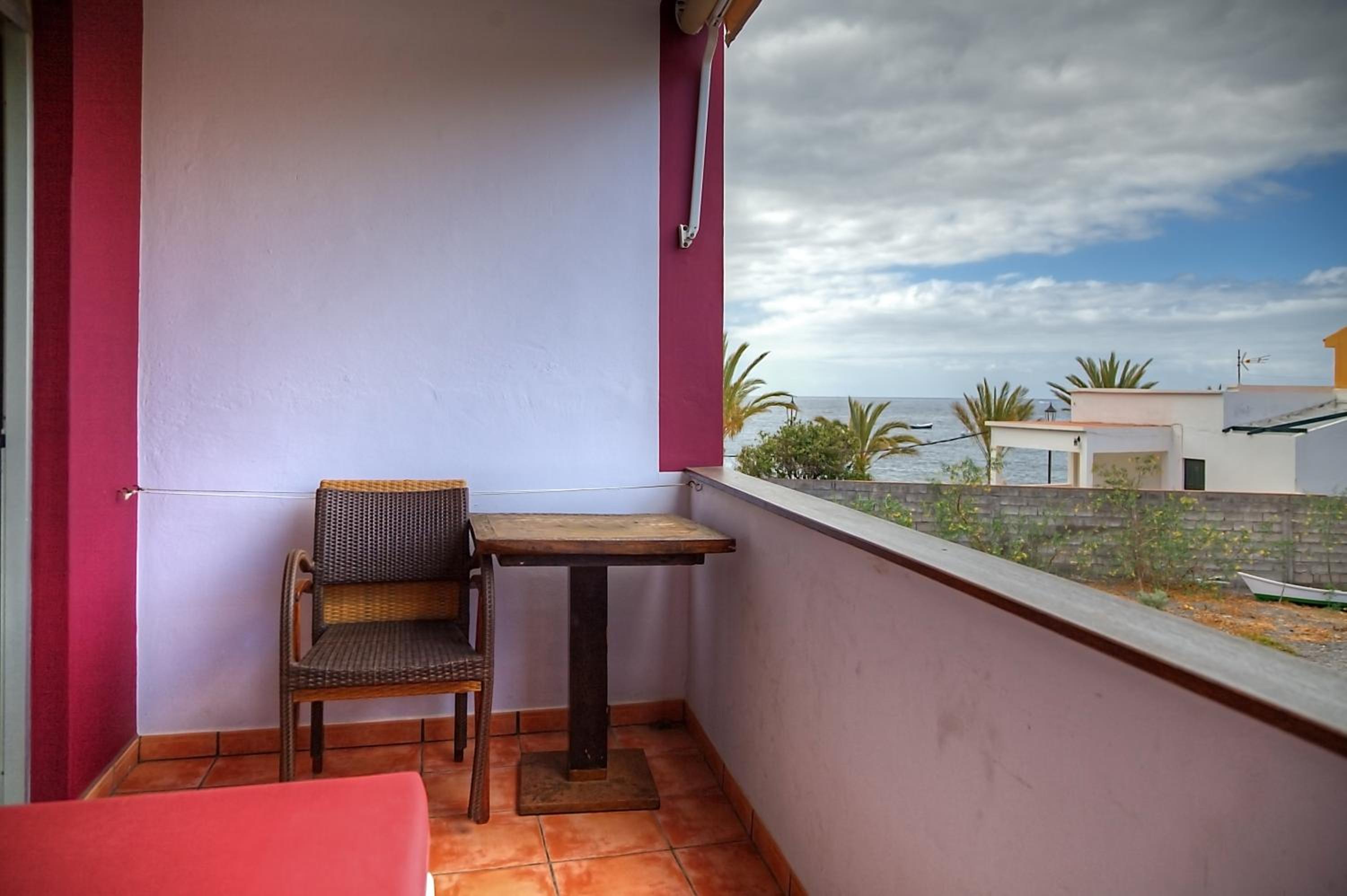 One-Bedroom Apartment with Balcony and Sea View photo 2