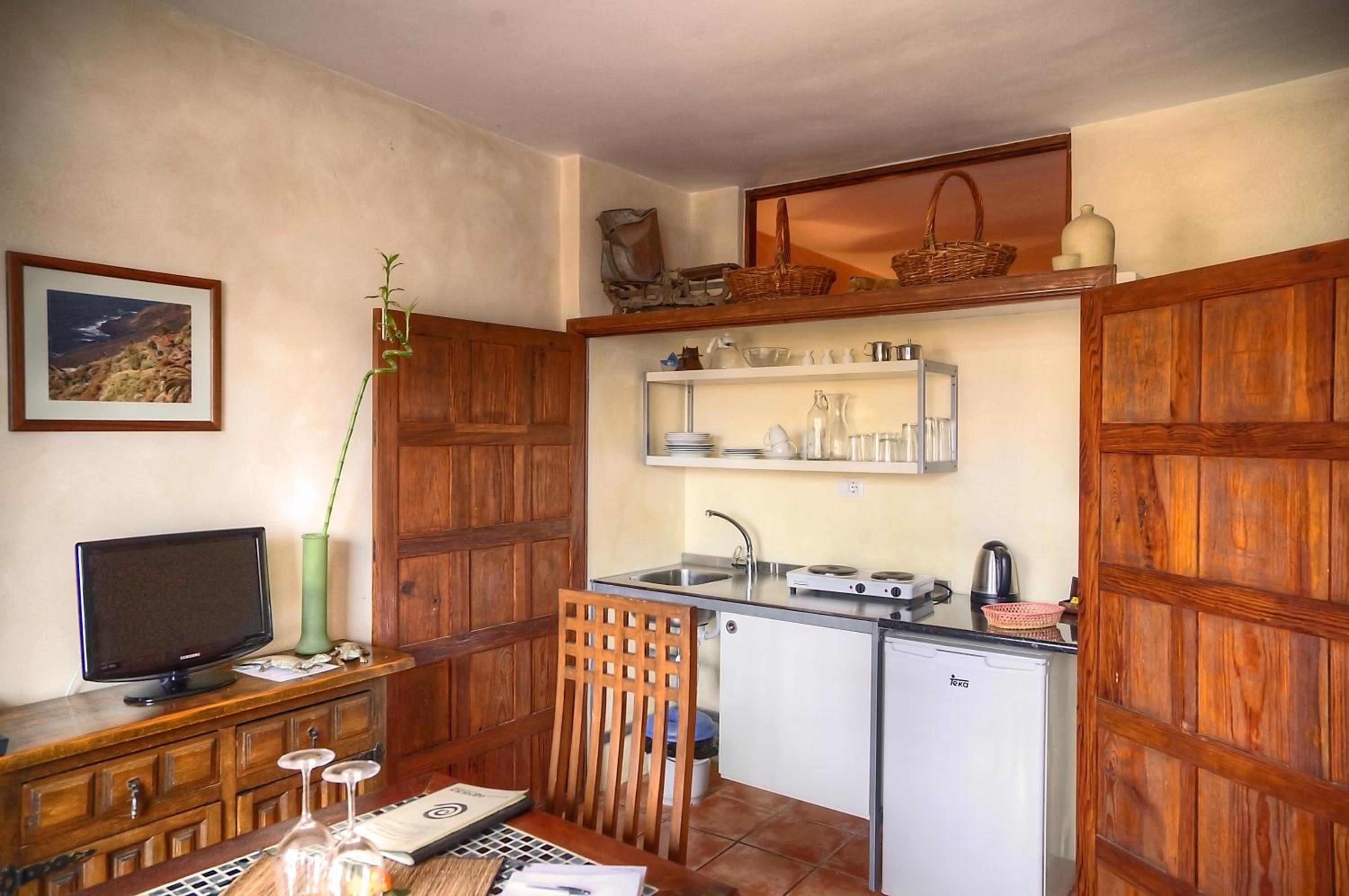 One-Bedroom Apartment with Balcony and Sea View photo 3