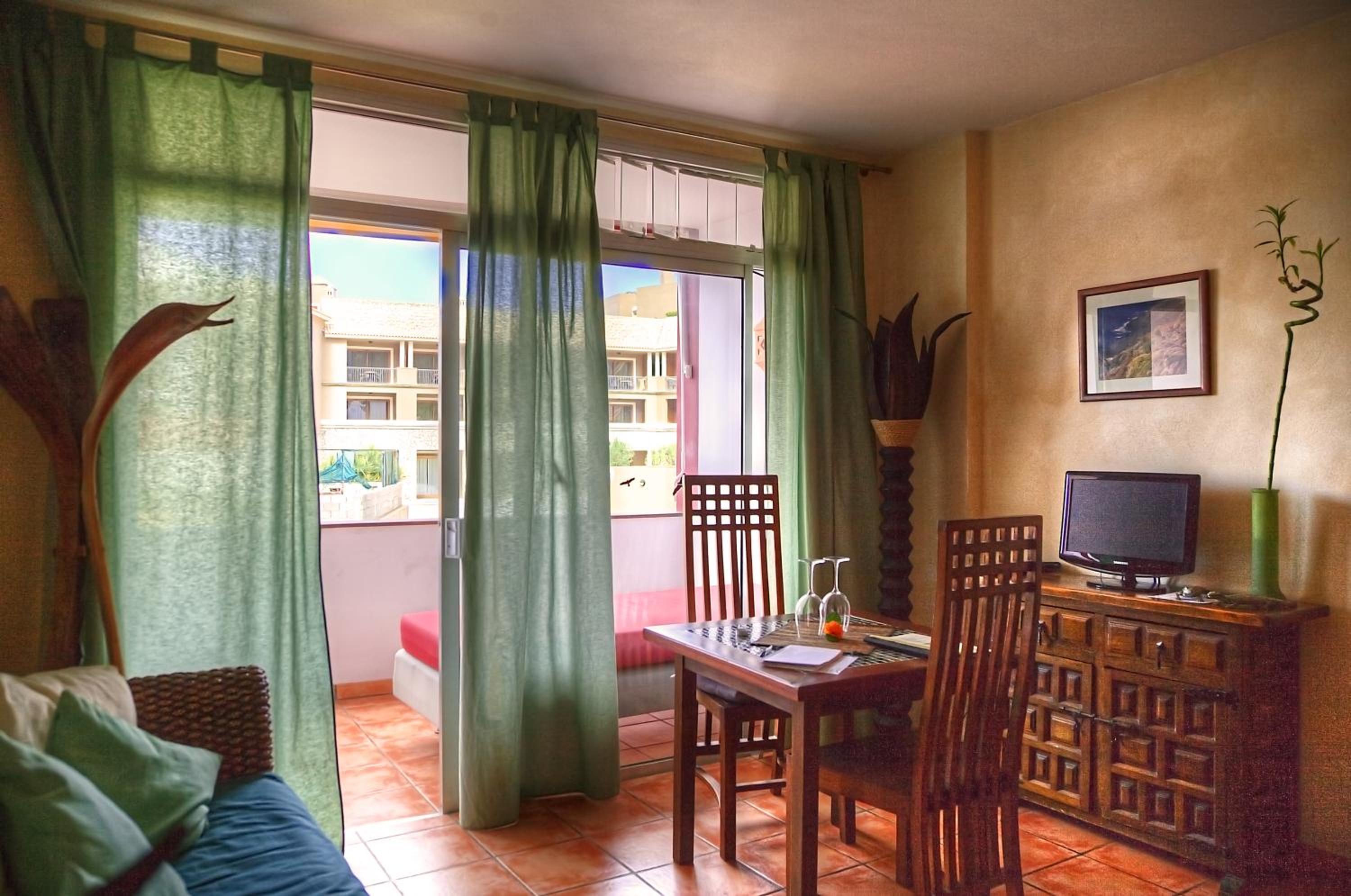 Apartamento de una habitación con balcón y vista al mar