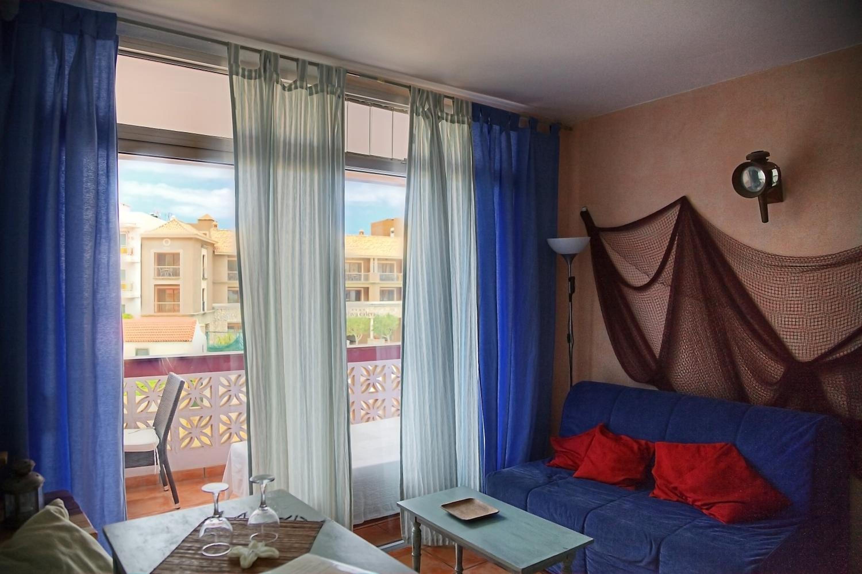 One-Bedroom Apartment with Balcony and Sea View photo 2