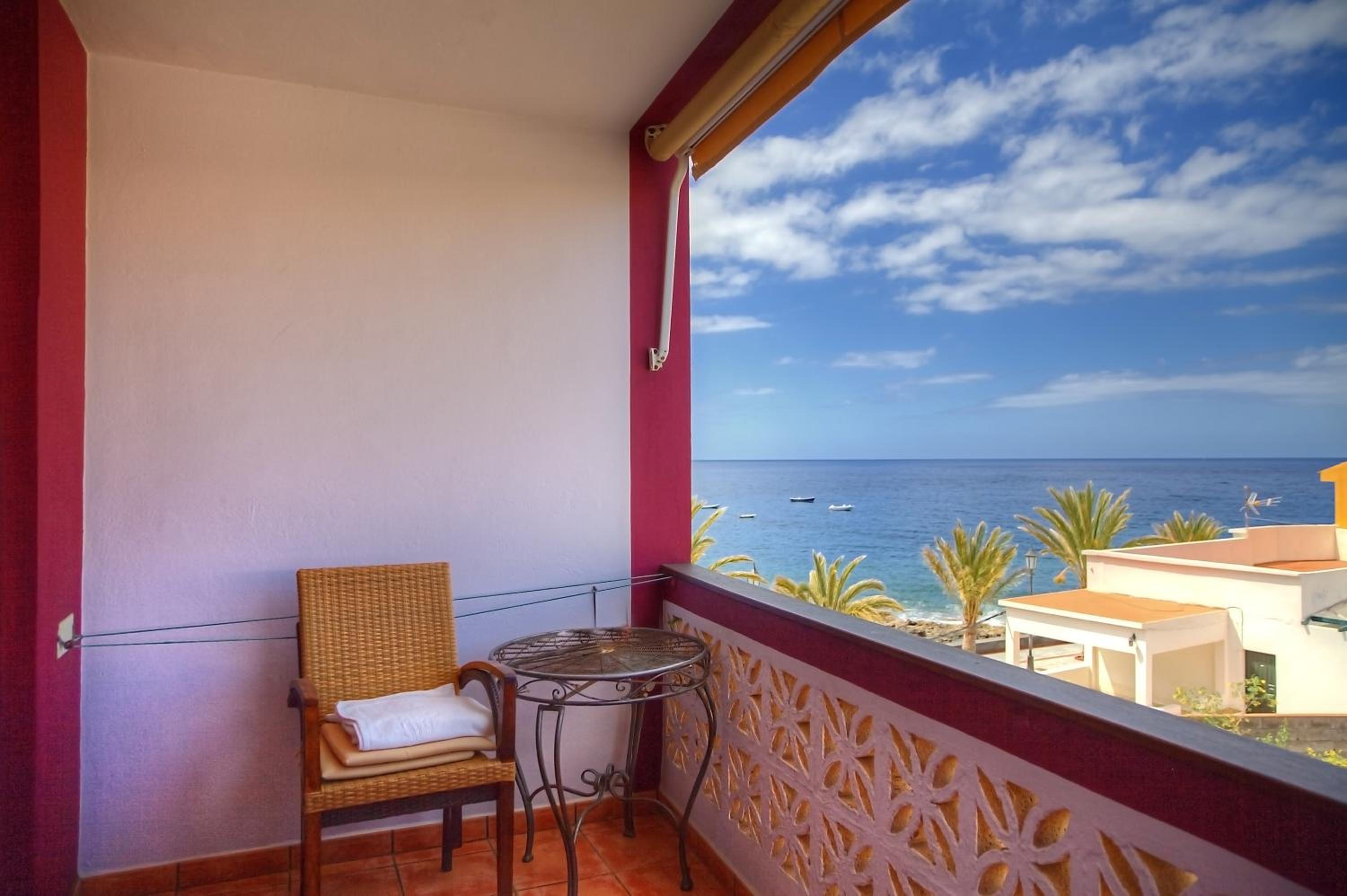 One-Bedroom Apartment with Balcony and Sea View - Photo 5