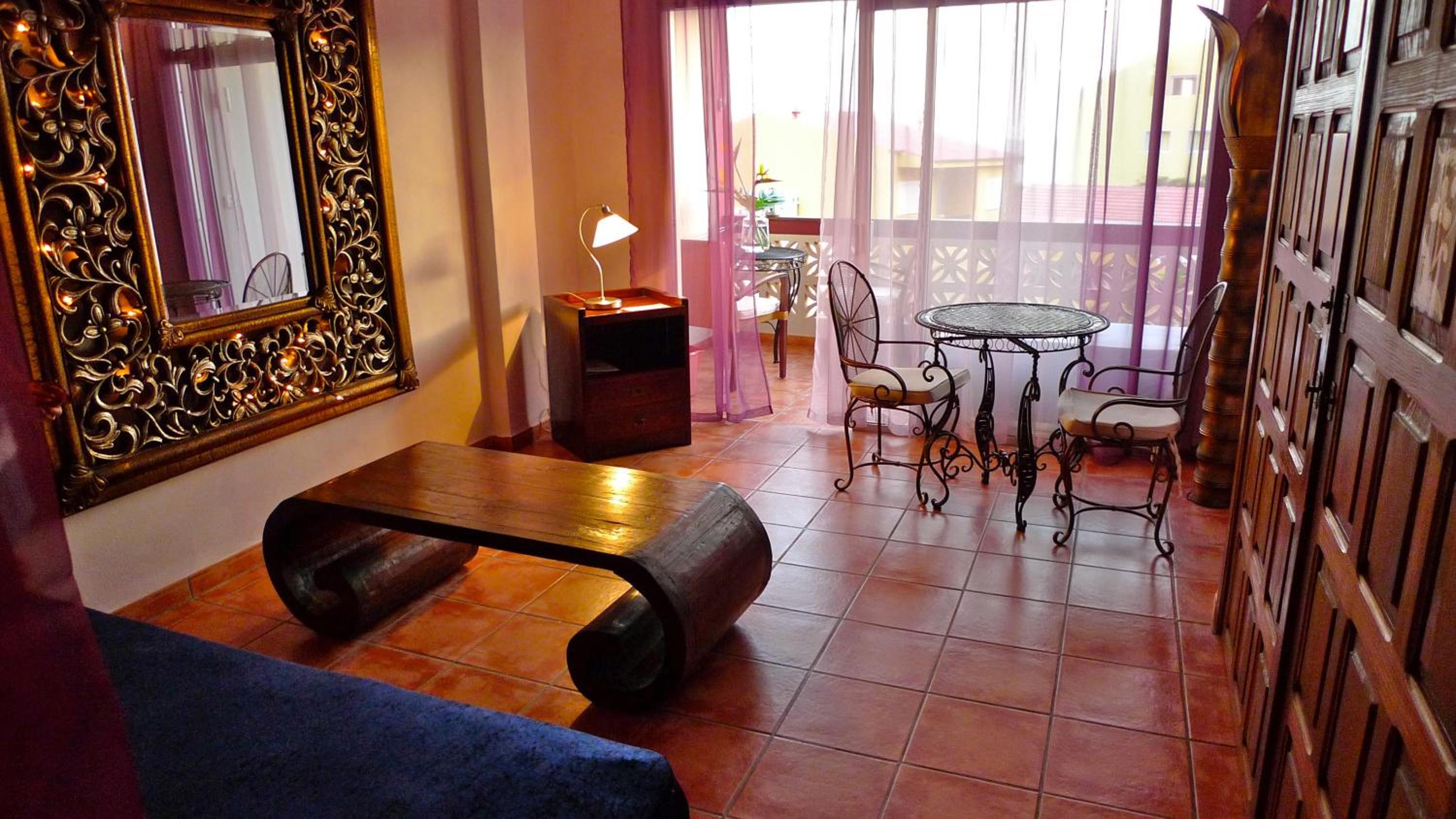 One-Bedroom Apartment with Balcony and Sea View - Photo 2