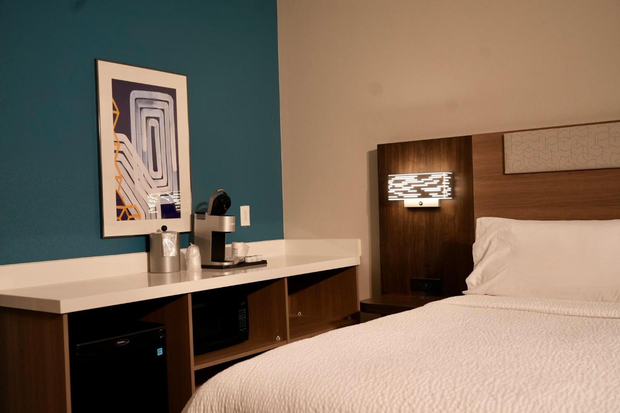 King Suite with Tub and Sofa Bed - Mobility Accessible - Photo 1