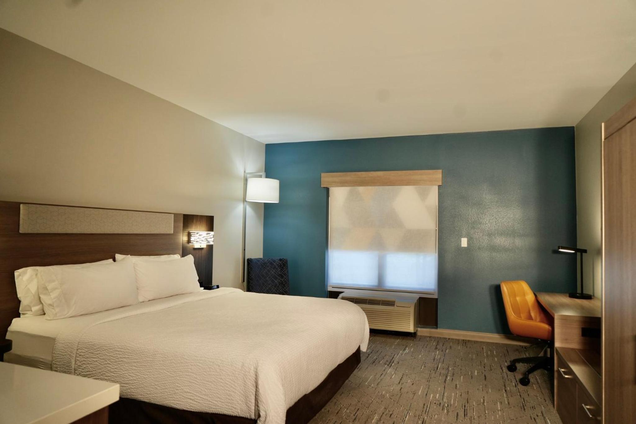 King Suite with Tub and Sofa Bed - Mobility Accessible - Photo 2