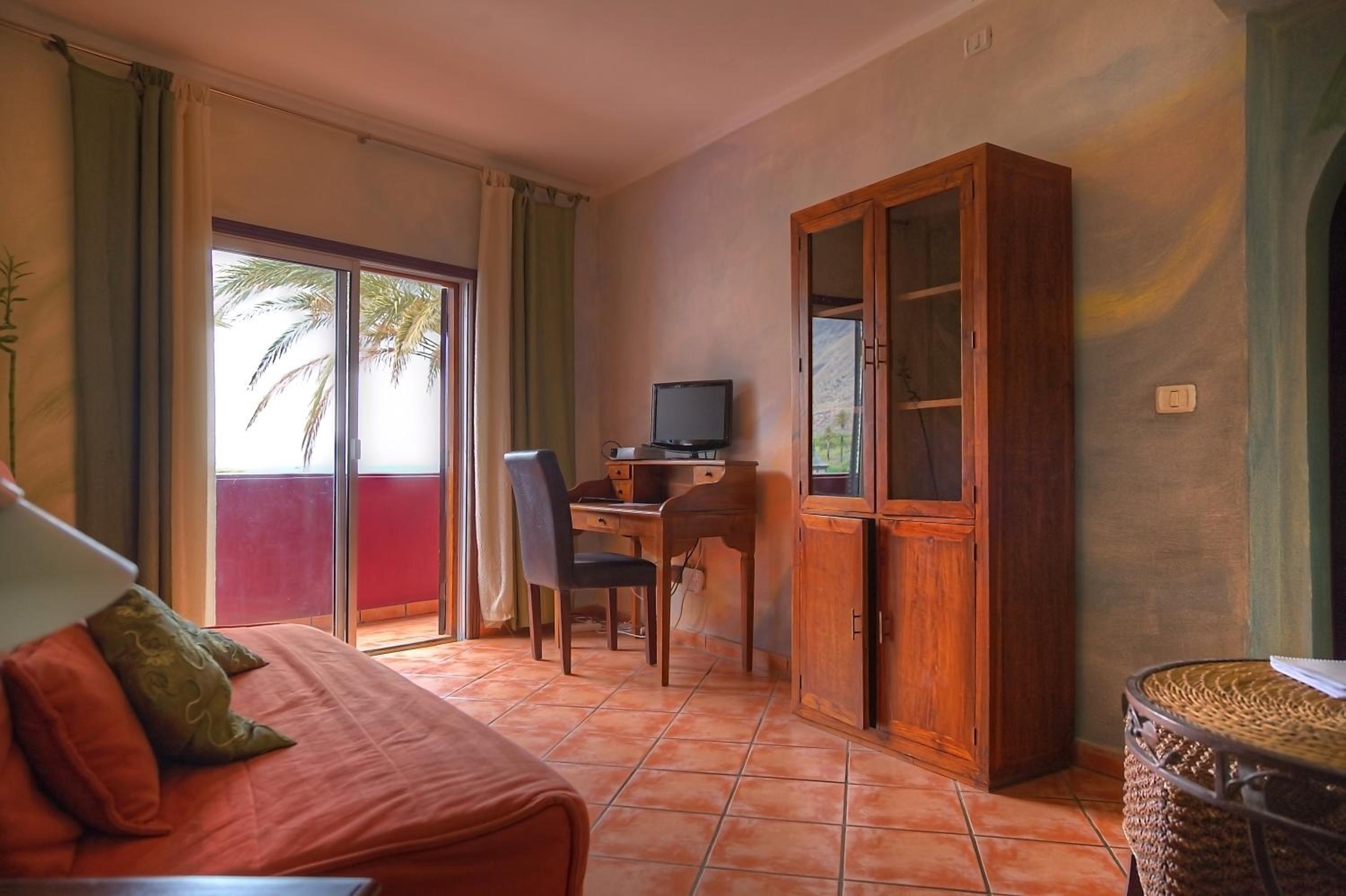 One-Bedroom Apartment with Sea View photo 2