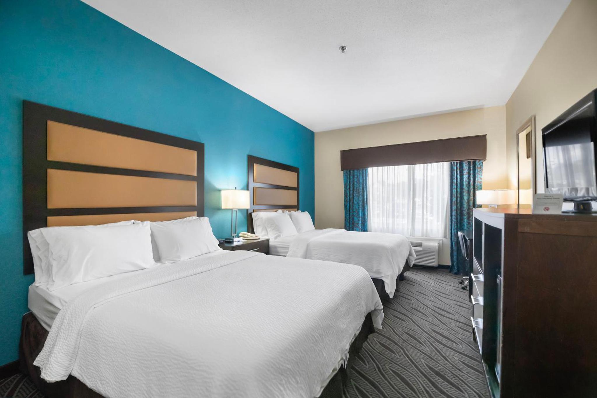Standard Room with Two Queen Beds - Photo 2