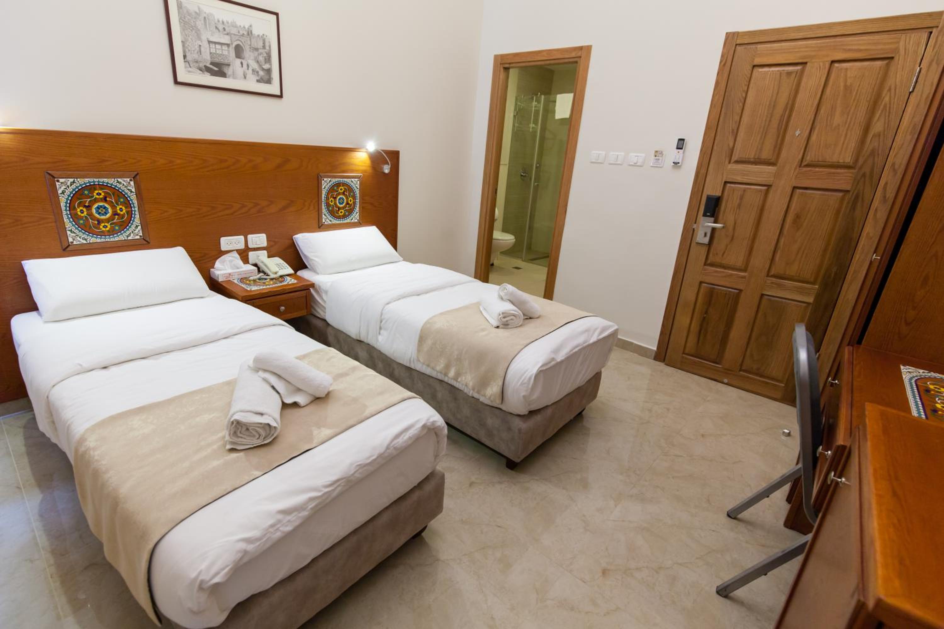 Standard Twin Room - Photo 4