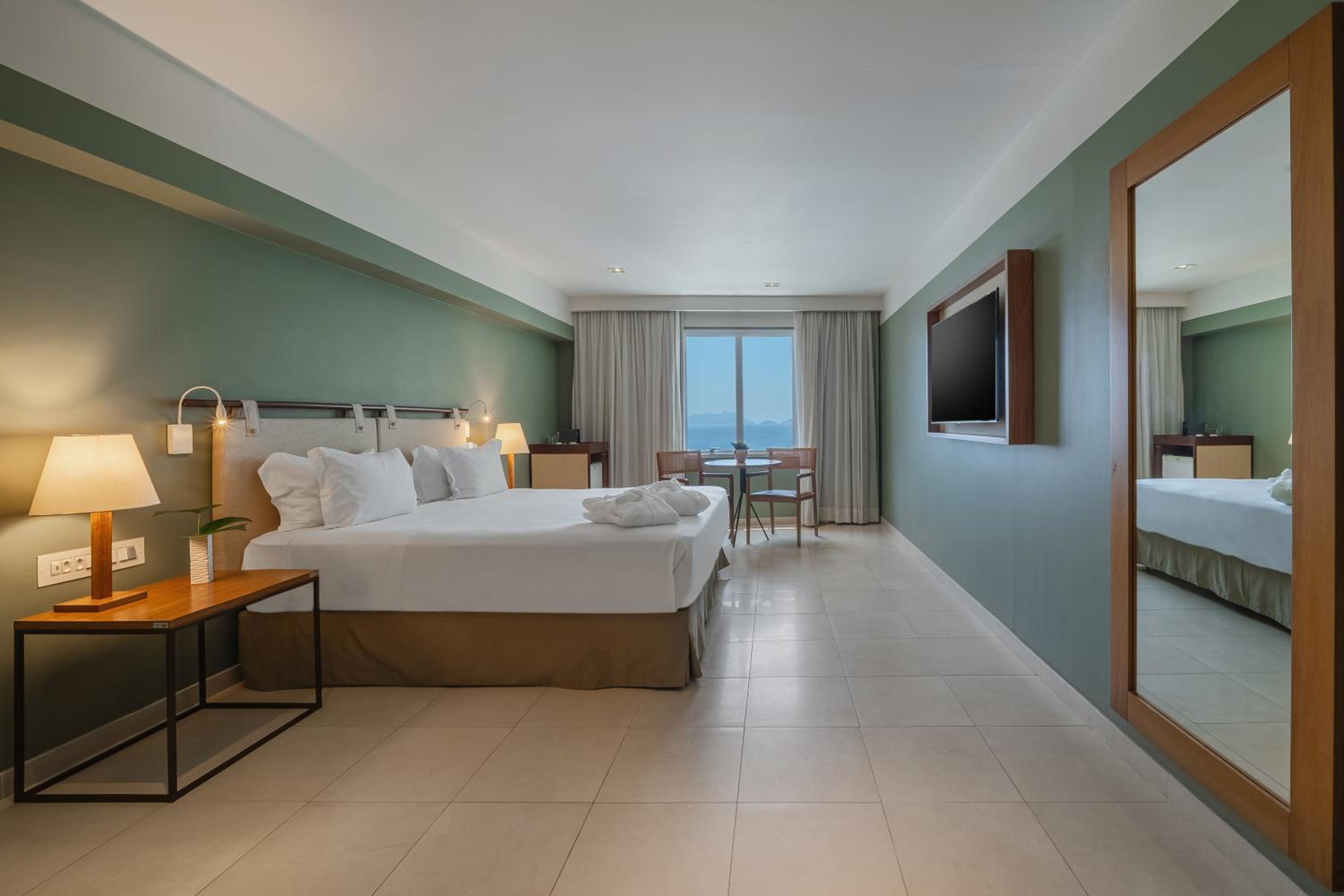 Executive King Room with Partial Frontal Sea View - Photo 2