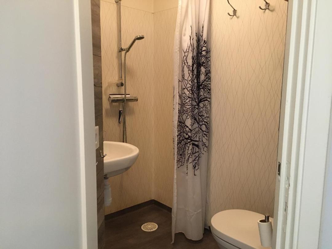 Single Room with Shared Shower and Toilet photo 3