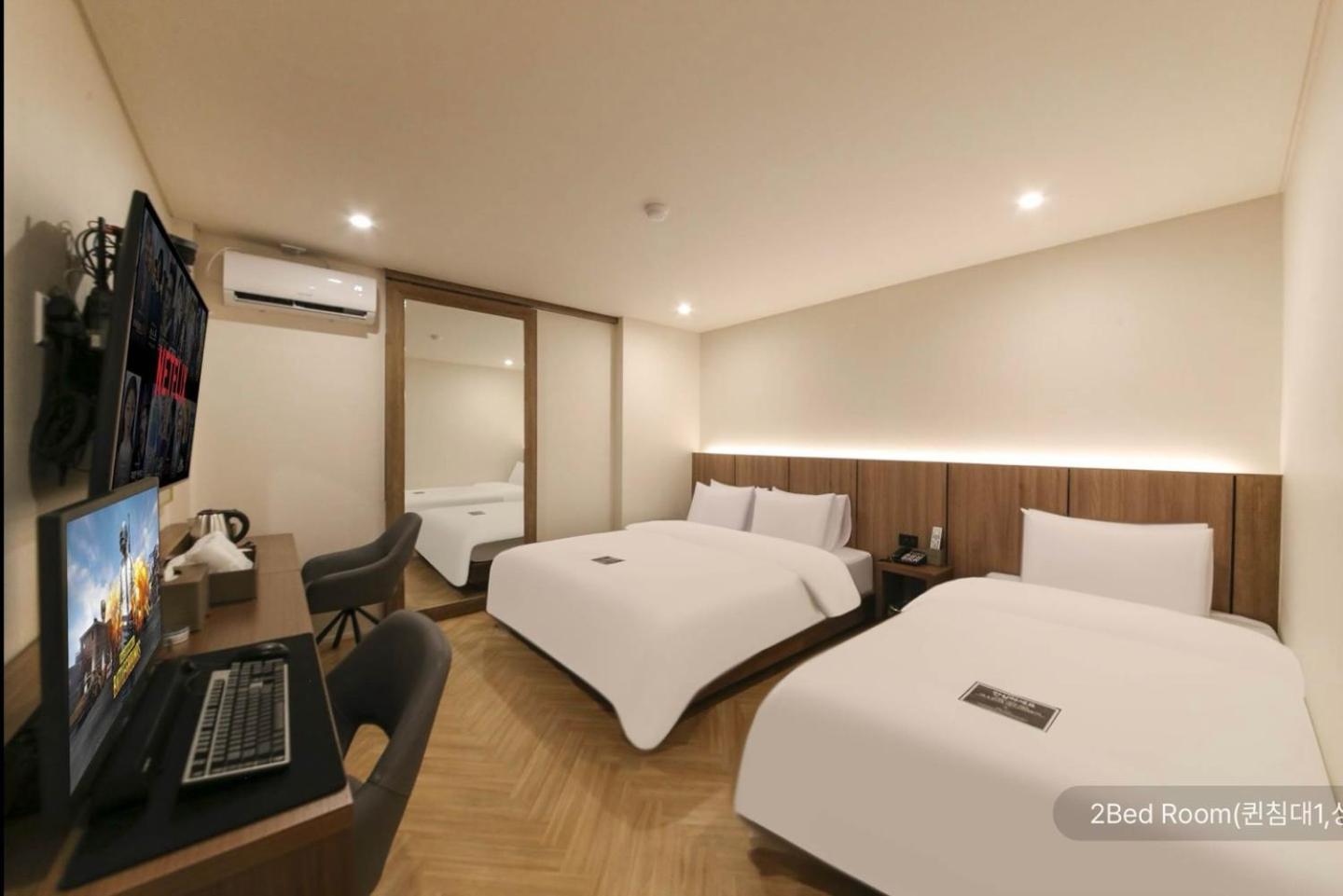 Twin Room with Bath photo 3