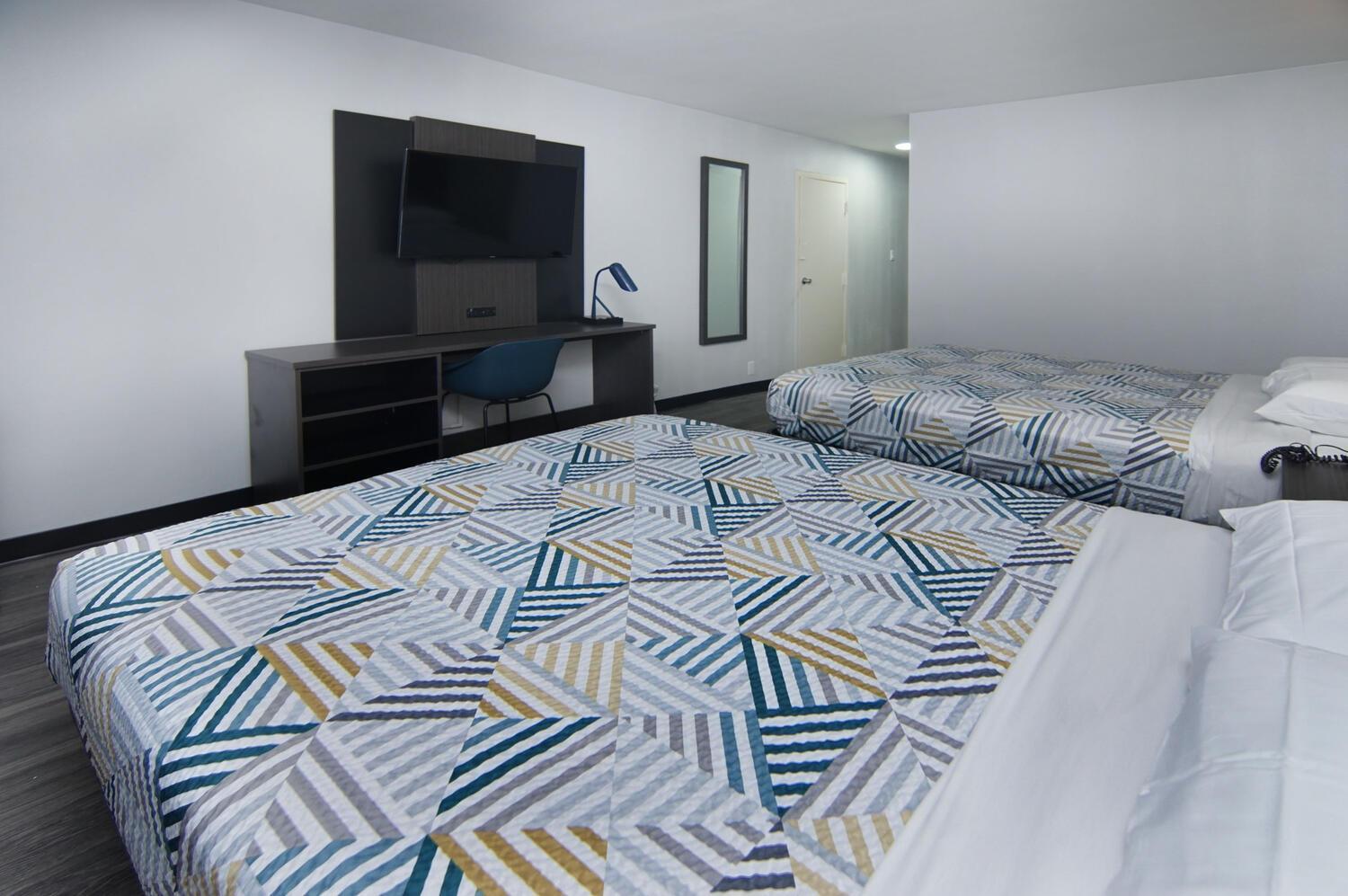 Queen Room with Two Queen Beds - Non-Smoking - Photo 2