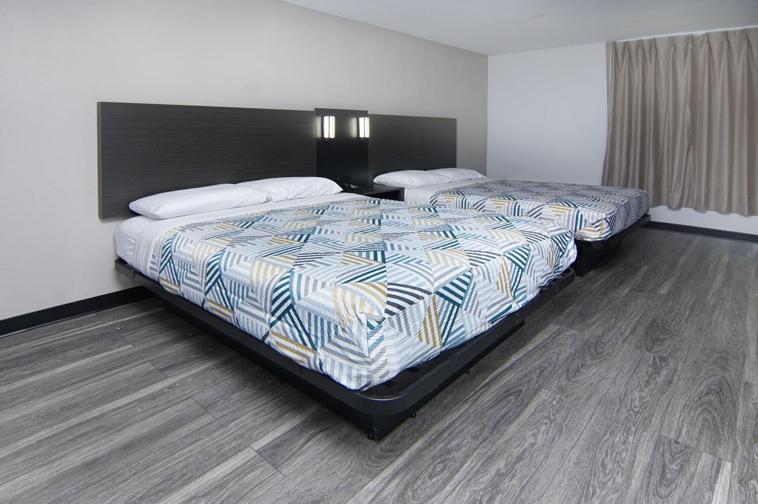 Queen Room with Two Queen Beds - Non-Smoking - Photo 3