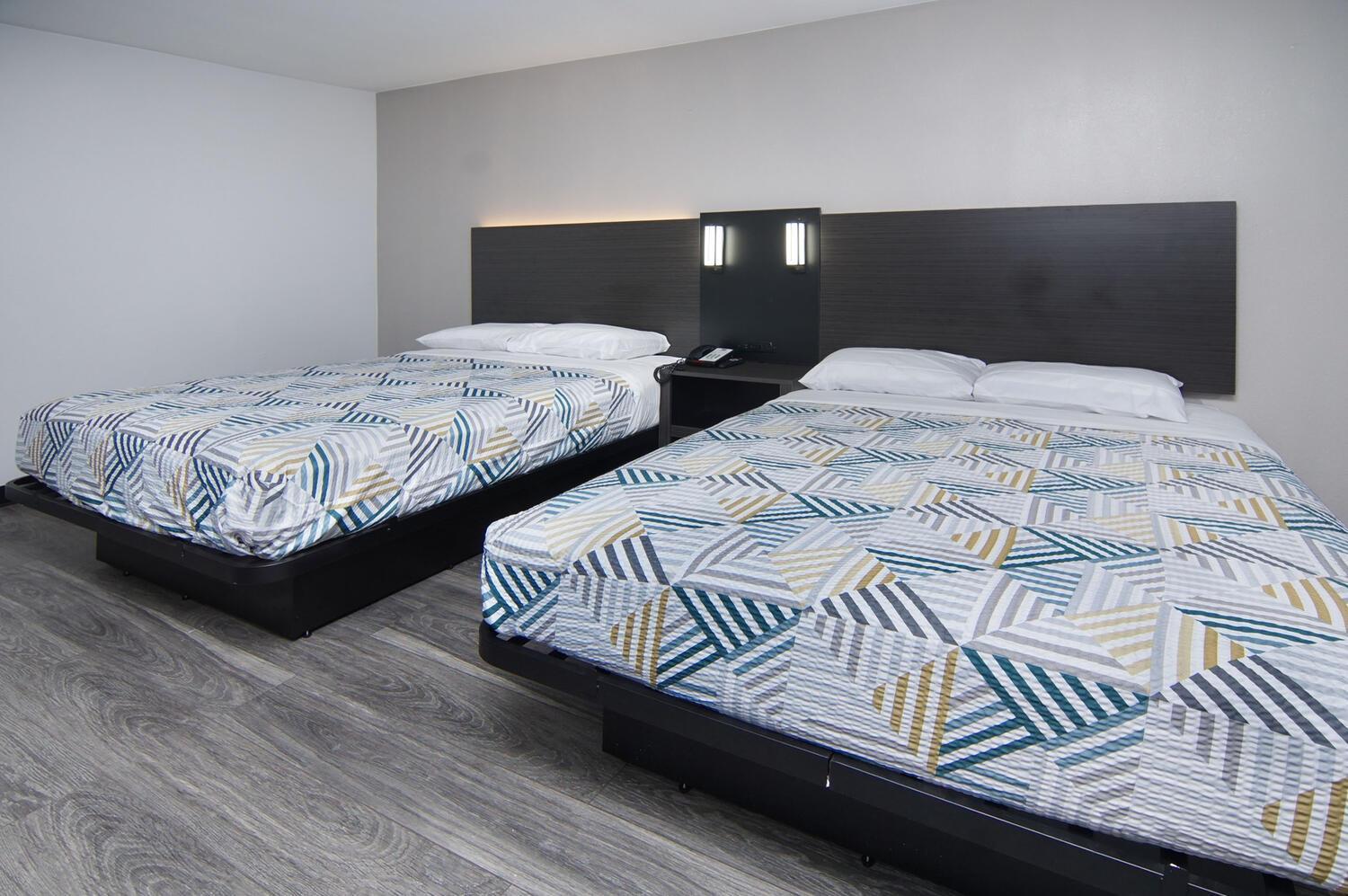 Queen Room with Two Queen Beds - Non-Smoking - Photo 4