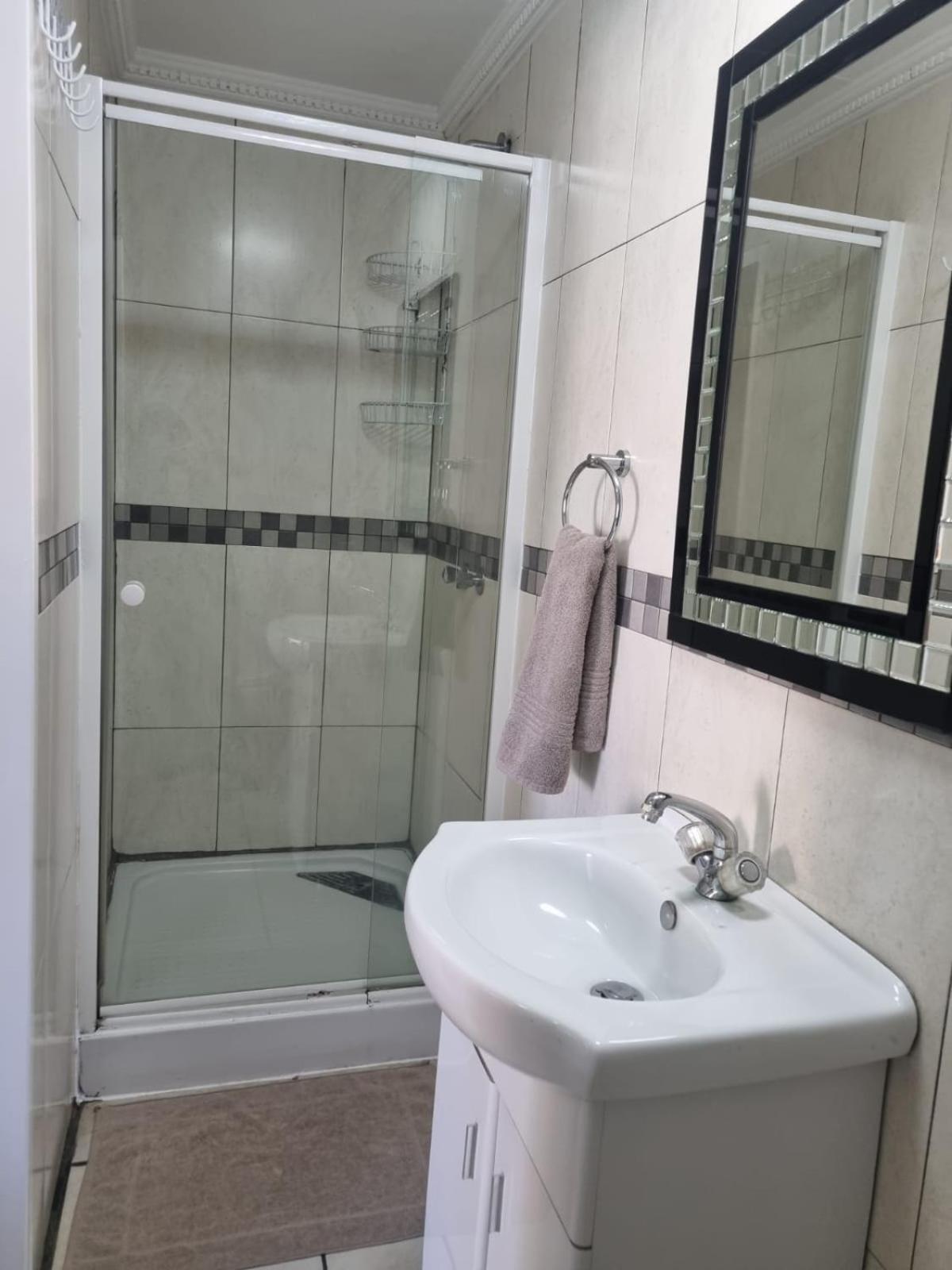 Standard Twin Room - Photo 3