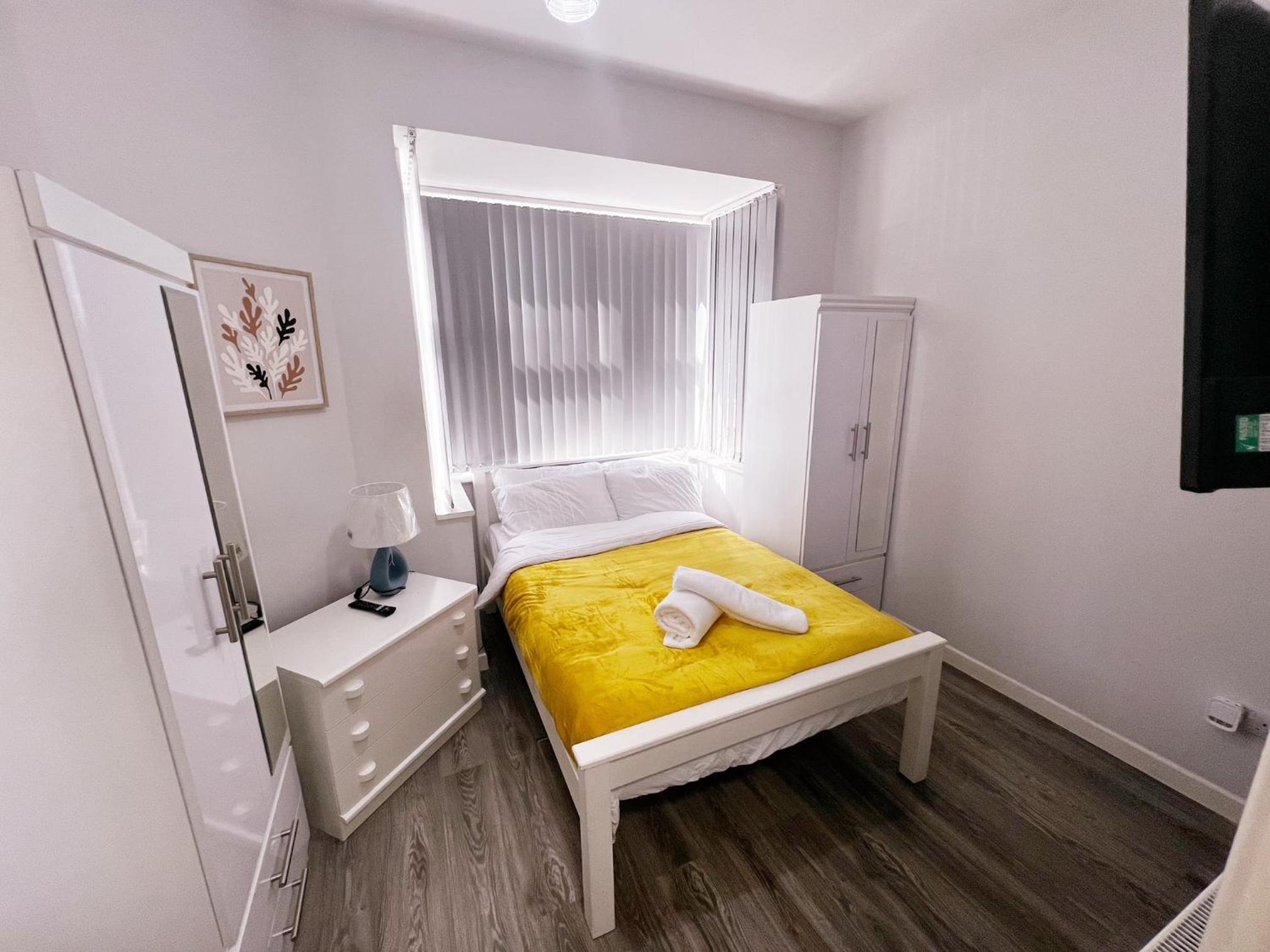 Five-Bedroom House photo 2