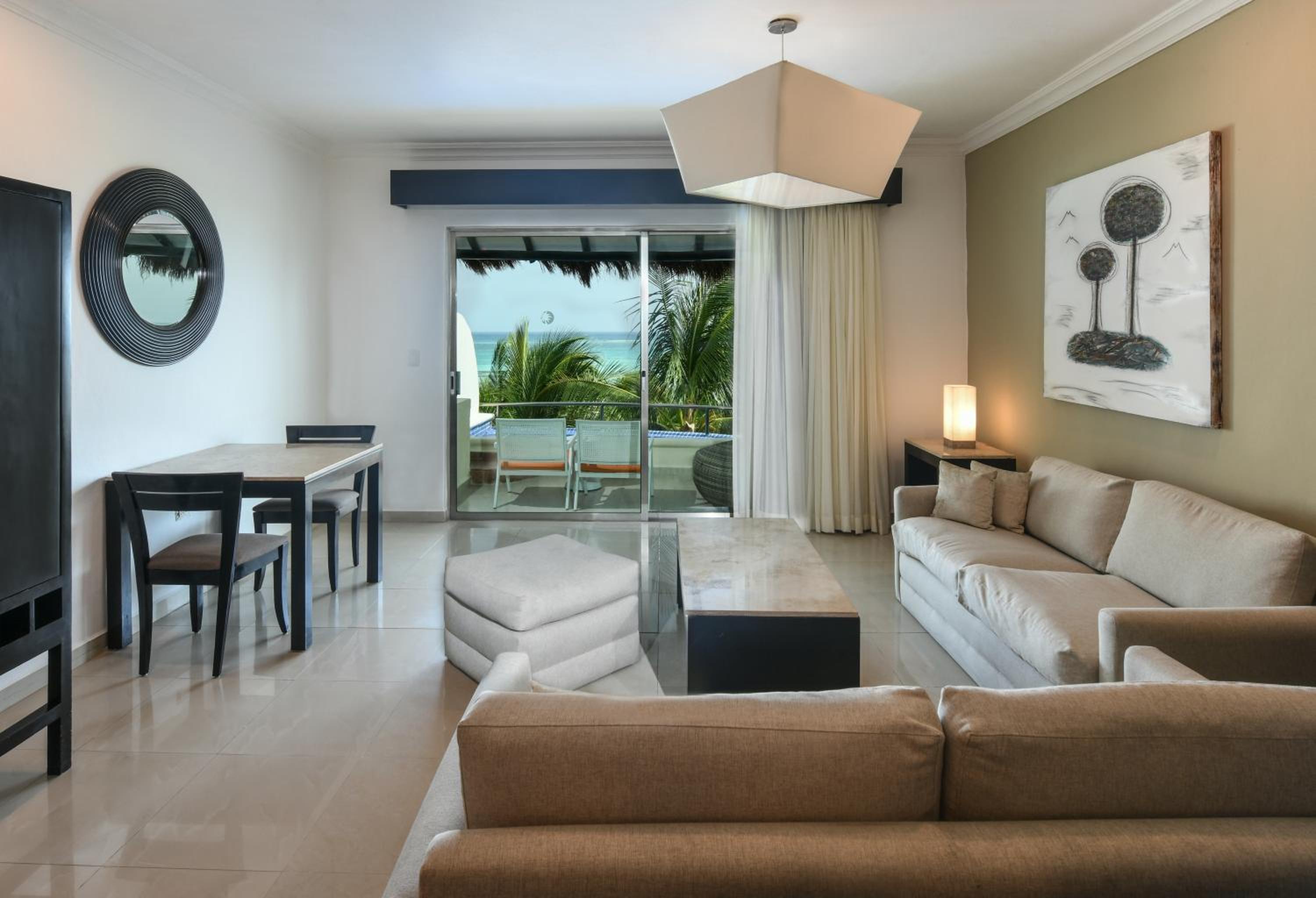 Private pool suite