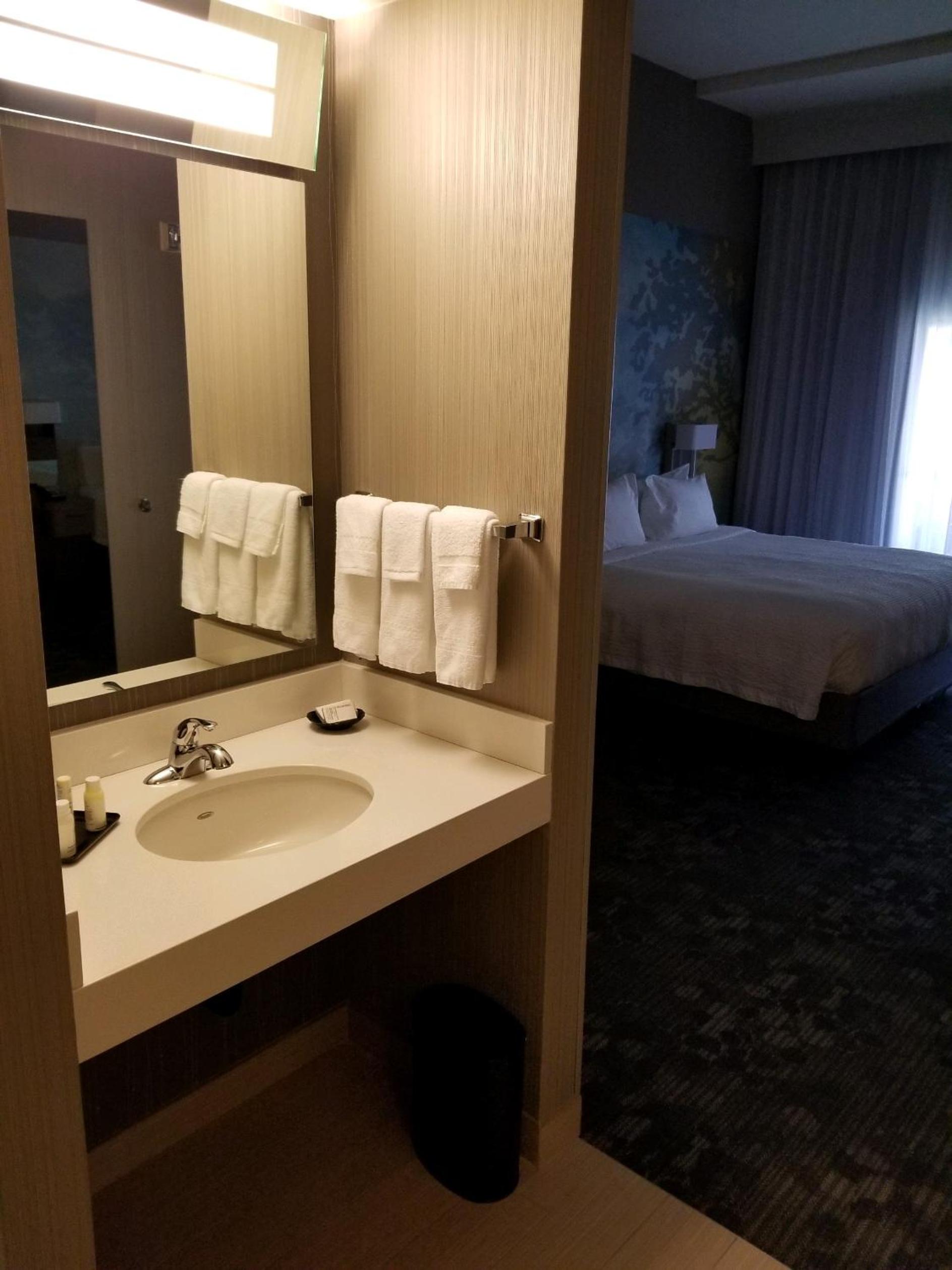 Deluxe King Room with Sofa Bed - Photo 4
