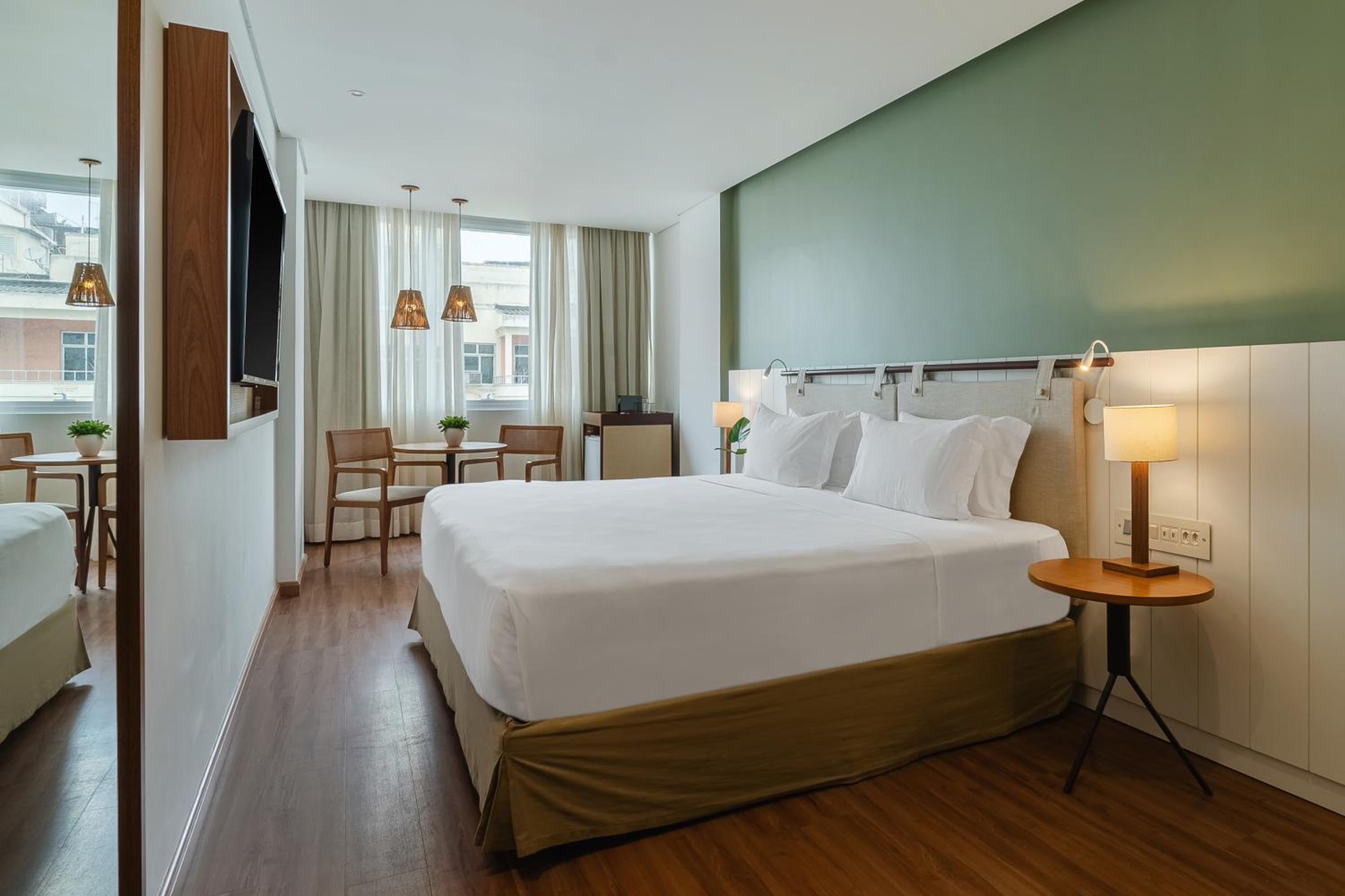 Premium Luxury King Room with Partial Side Sea View - Photo 4