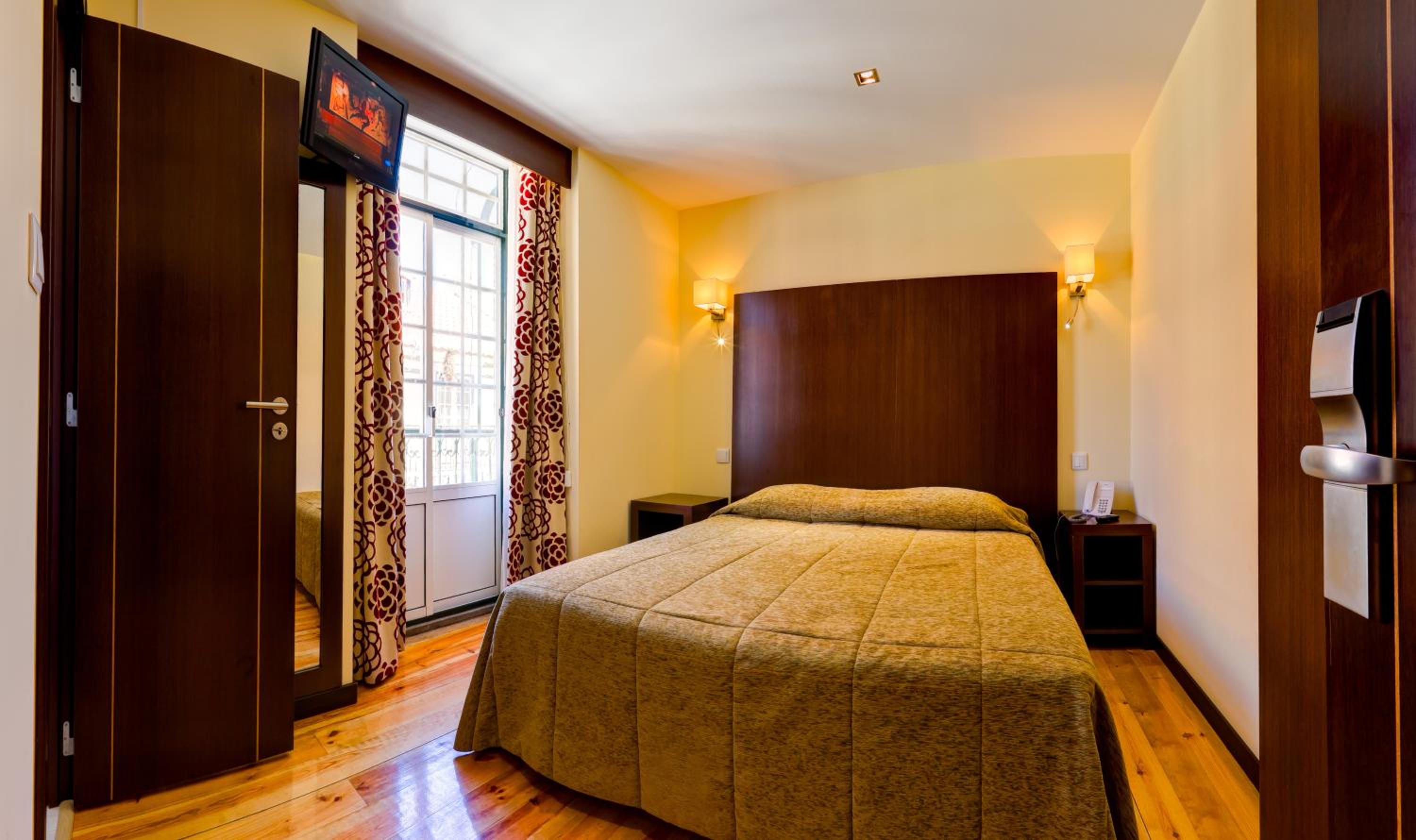 Twin Room - Photo 3