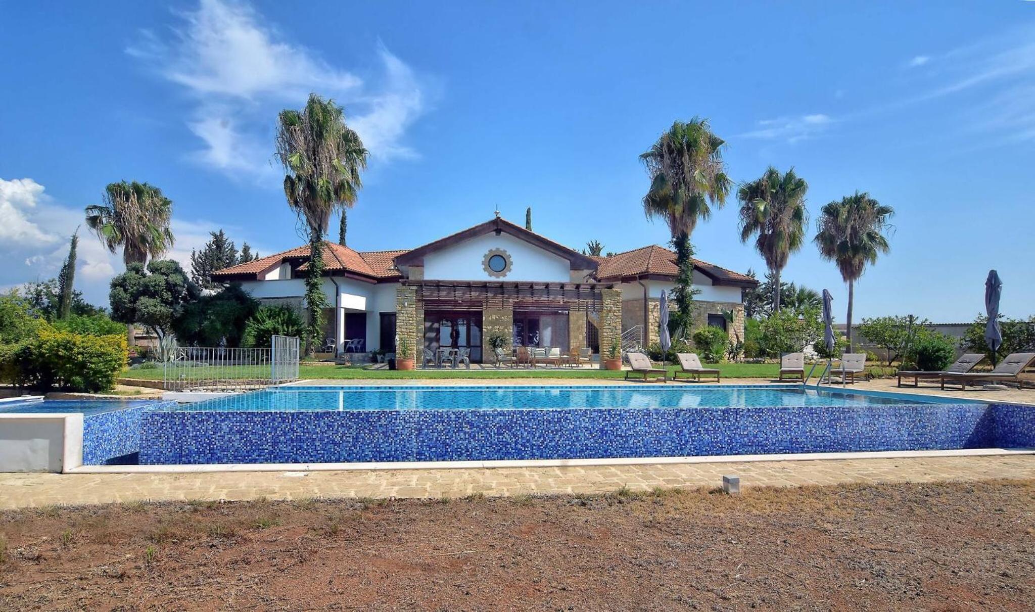 Villa photo 3