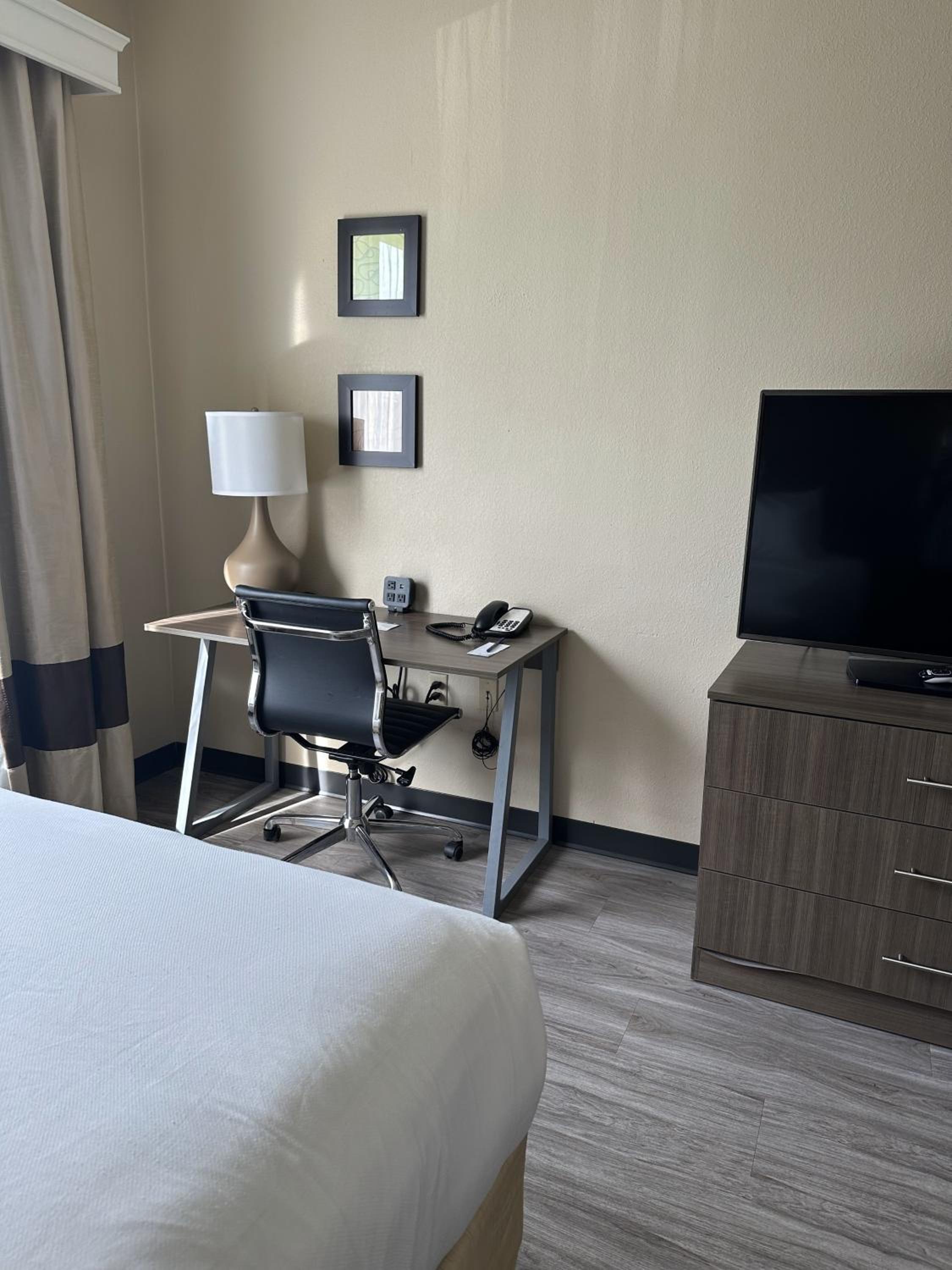 Queen Suite with Two Queen Beds and Sofa Bed - Non-Smoking - Photo 7