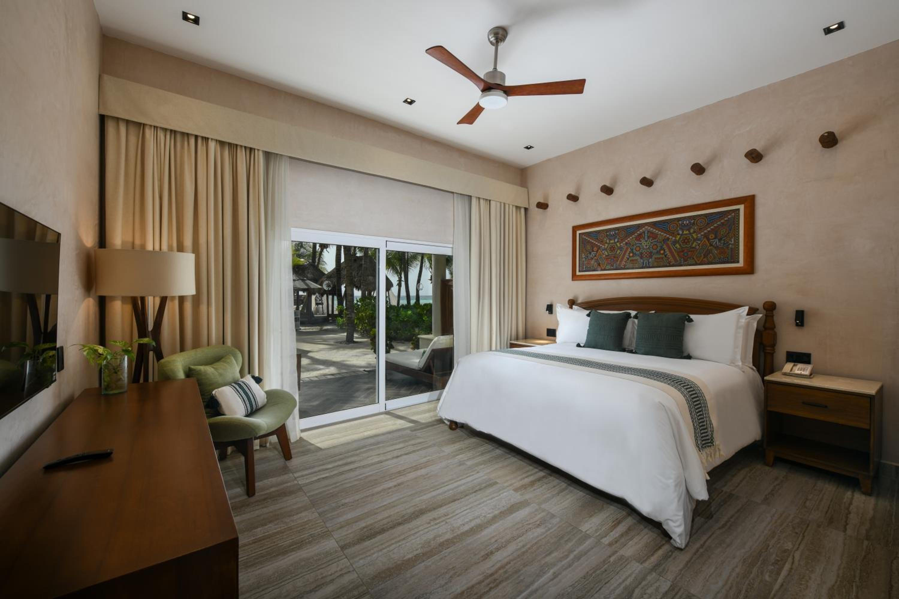 Royal Retreat Mi Hotelito Beachfront Suite