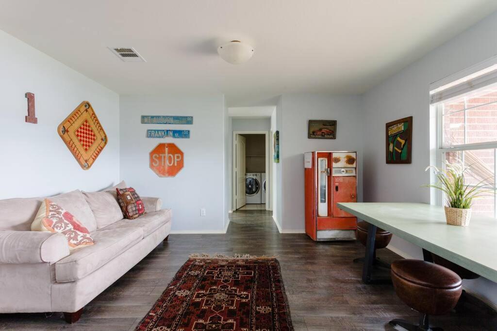 Seven-Bedroom House photo 1