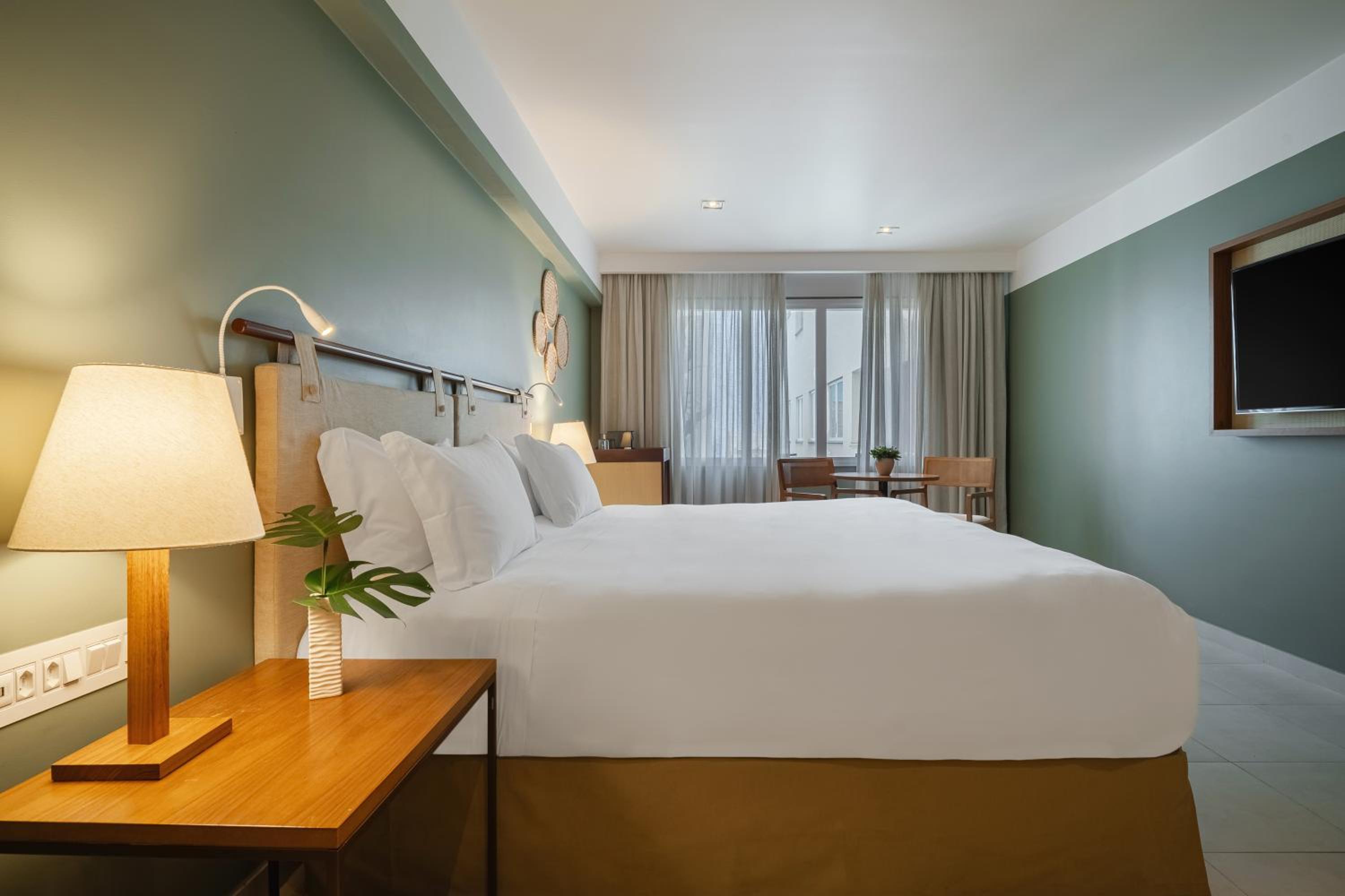 Superior Apartment with One King Bed - Disability Access - Photo 1