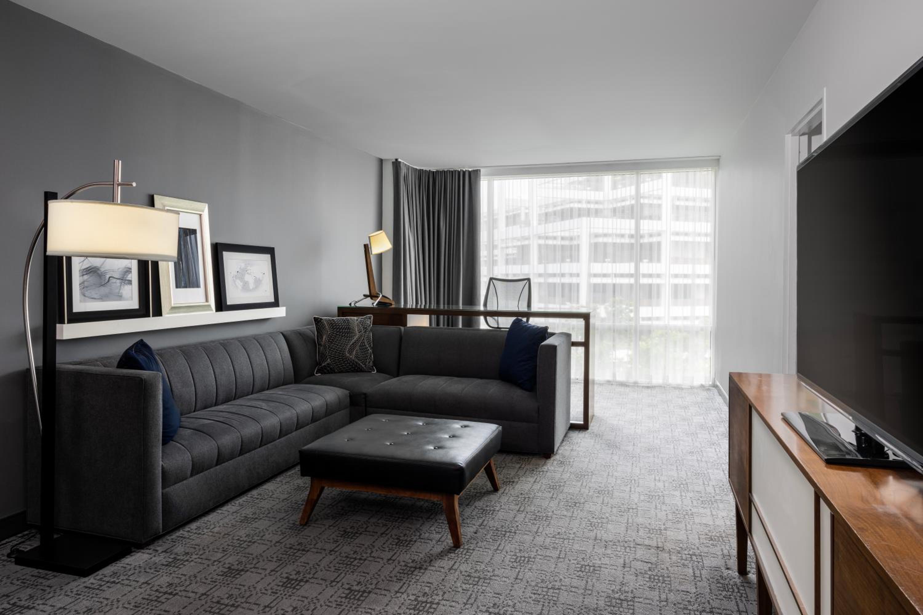 Suite, 1 King - Photo 1