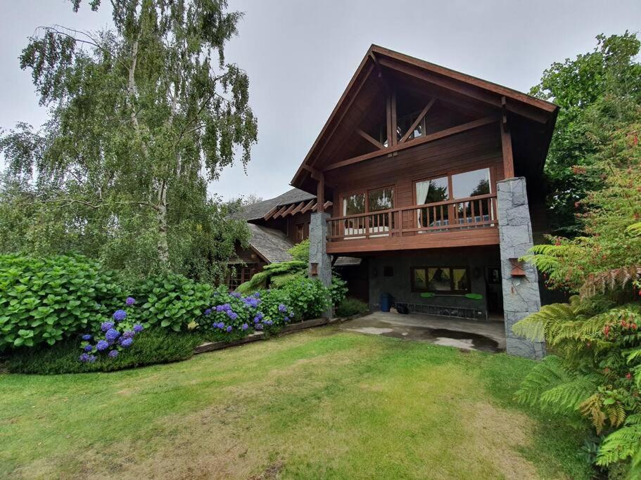 Eight-Bedroom House photo 2