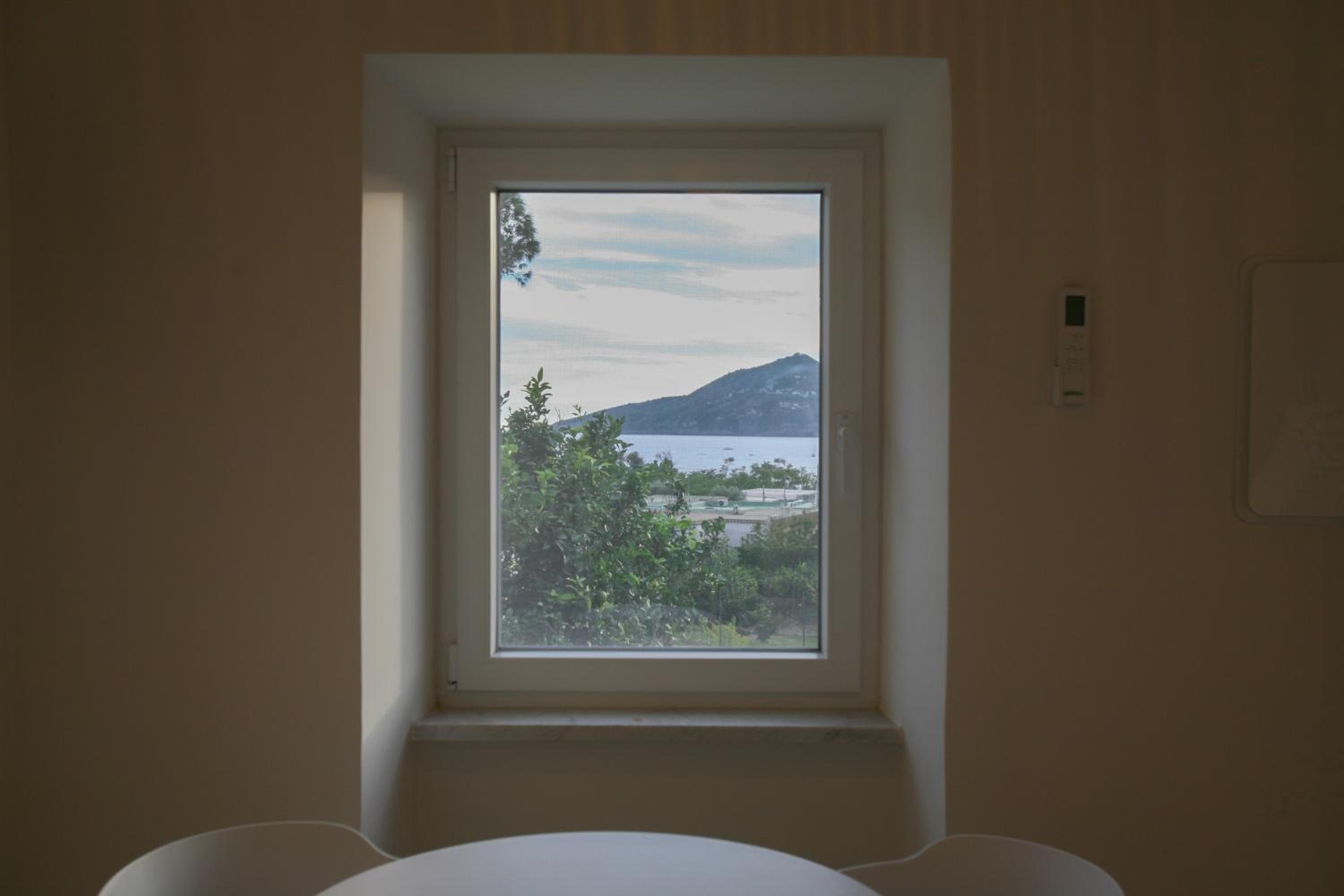 One-Bedroom Apartment with Balcony and Sea View photo 3