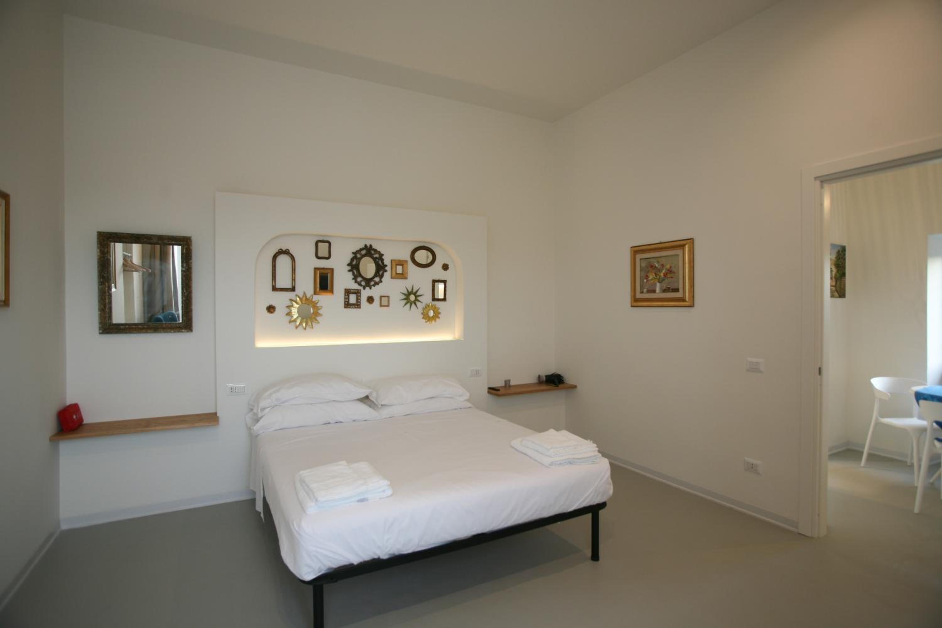 One-Bedroom Apartment with Balcony and Sea View photo 2