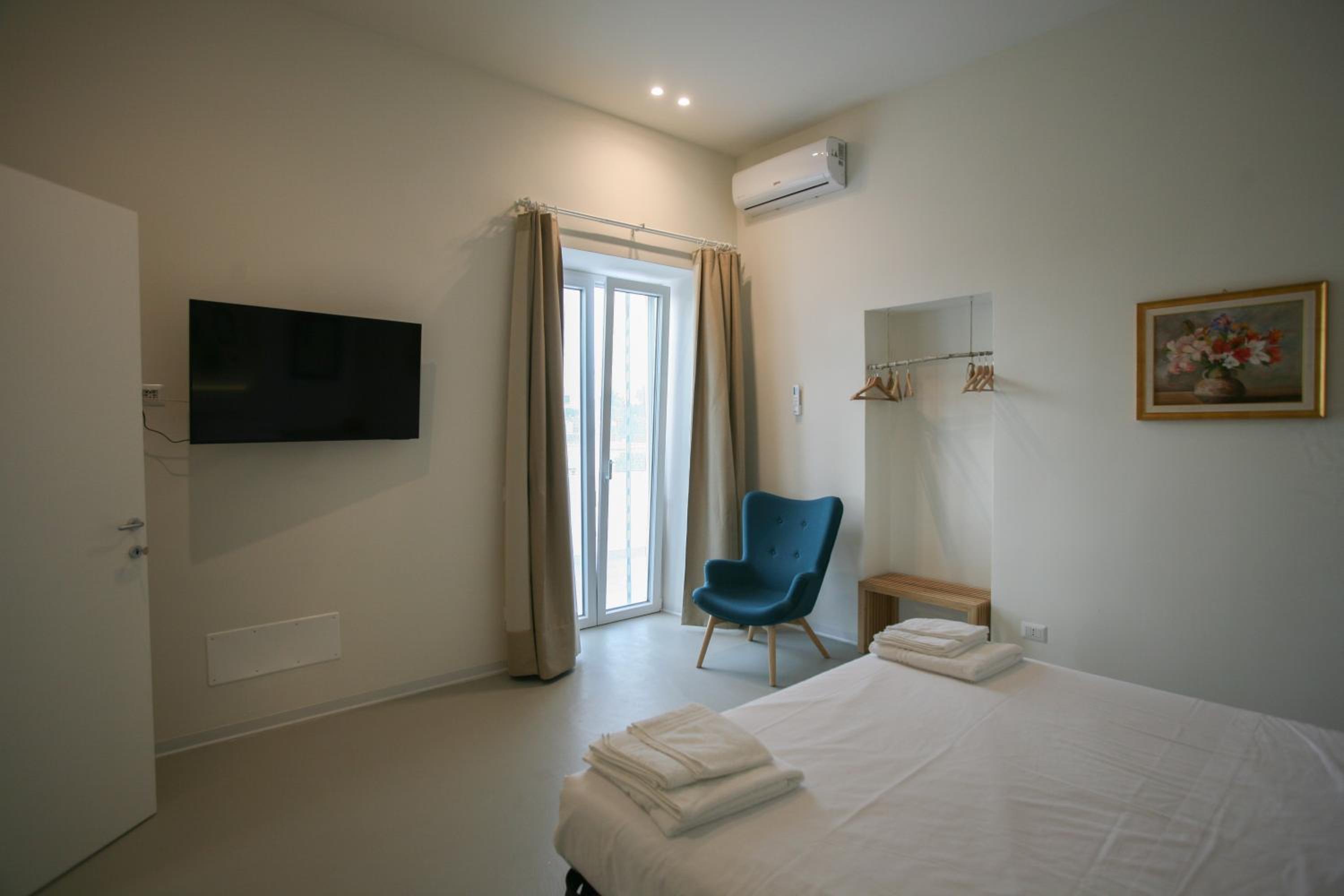 One-Bedroom Apartment with Balcony and Sea View photo 1