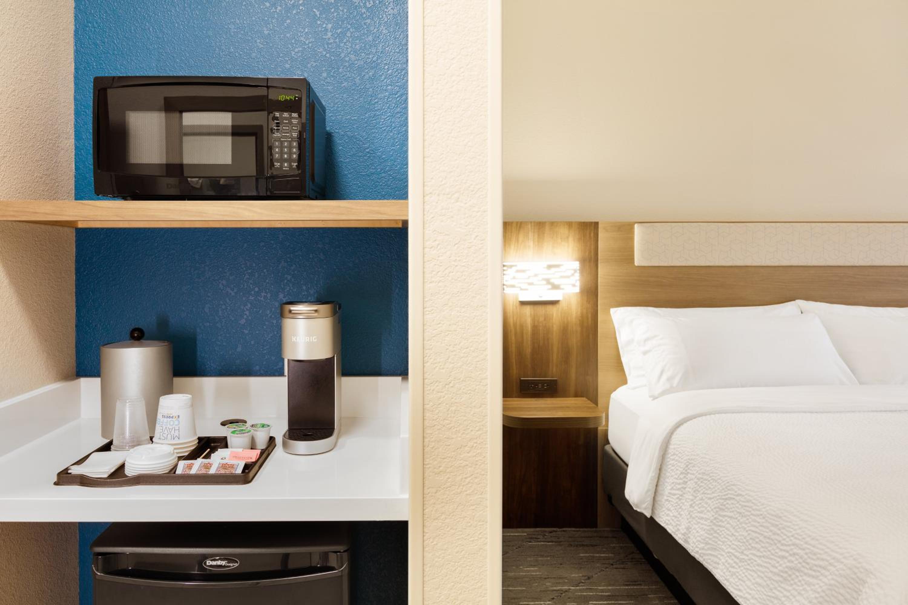Queen Room with Two Queen Beds - Hearing Accessible/Non-Smoking - Photo 2