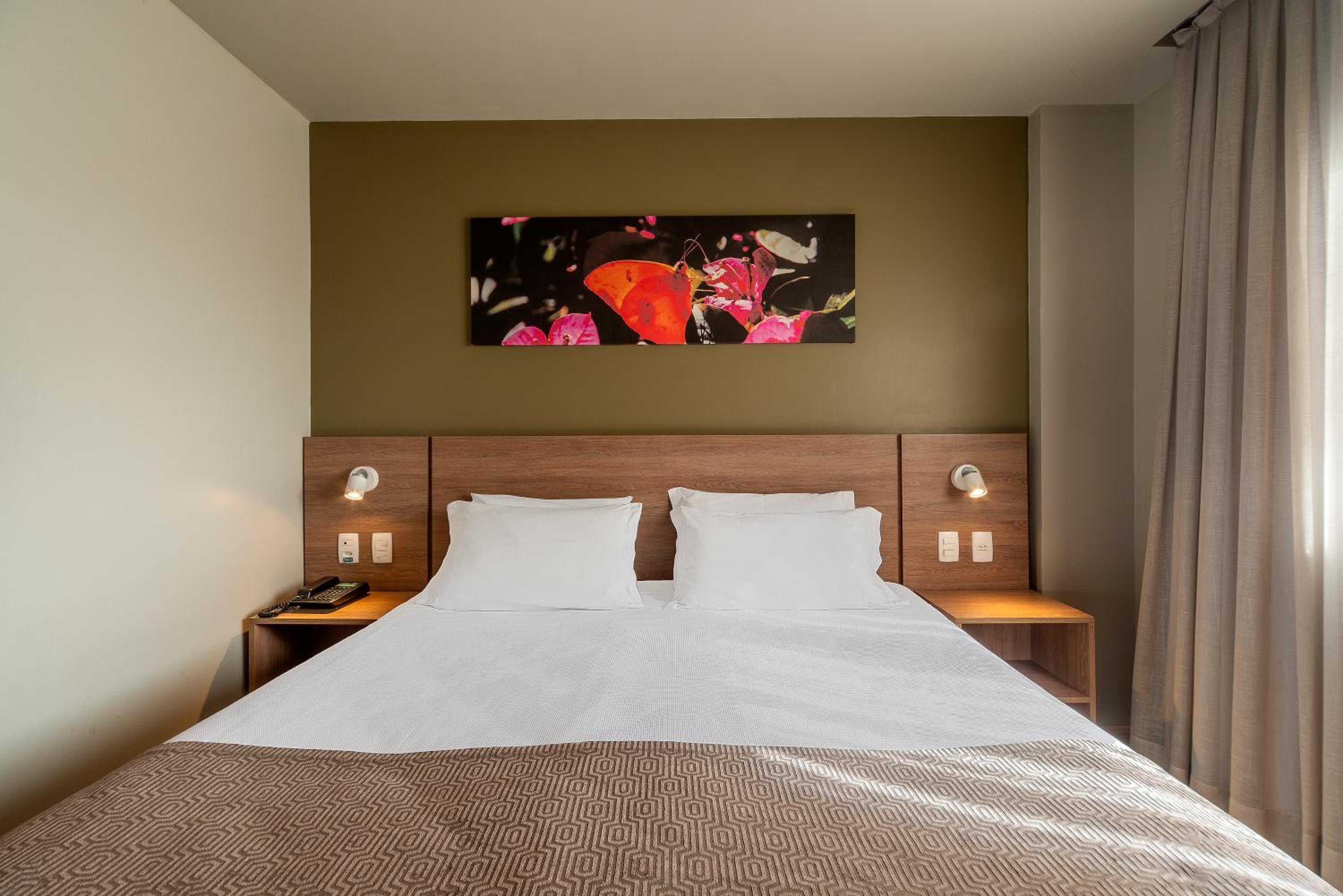 Deluxe Twin Room thumbnail 5