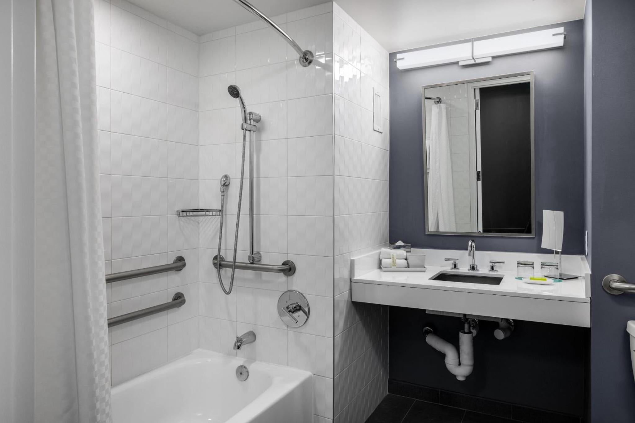 Deluxe King Room with Adapted Tub - Mobility Accessible - Photo 3