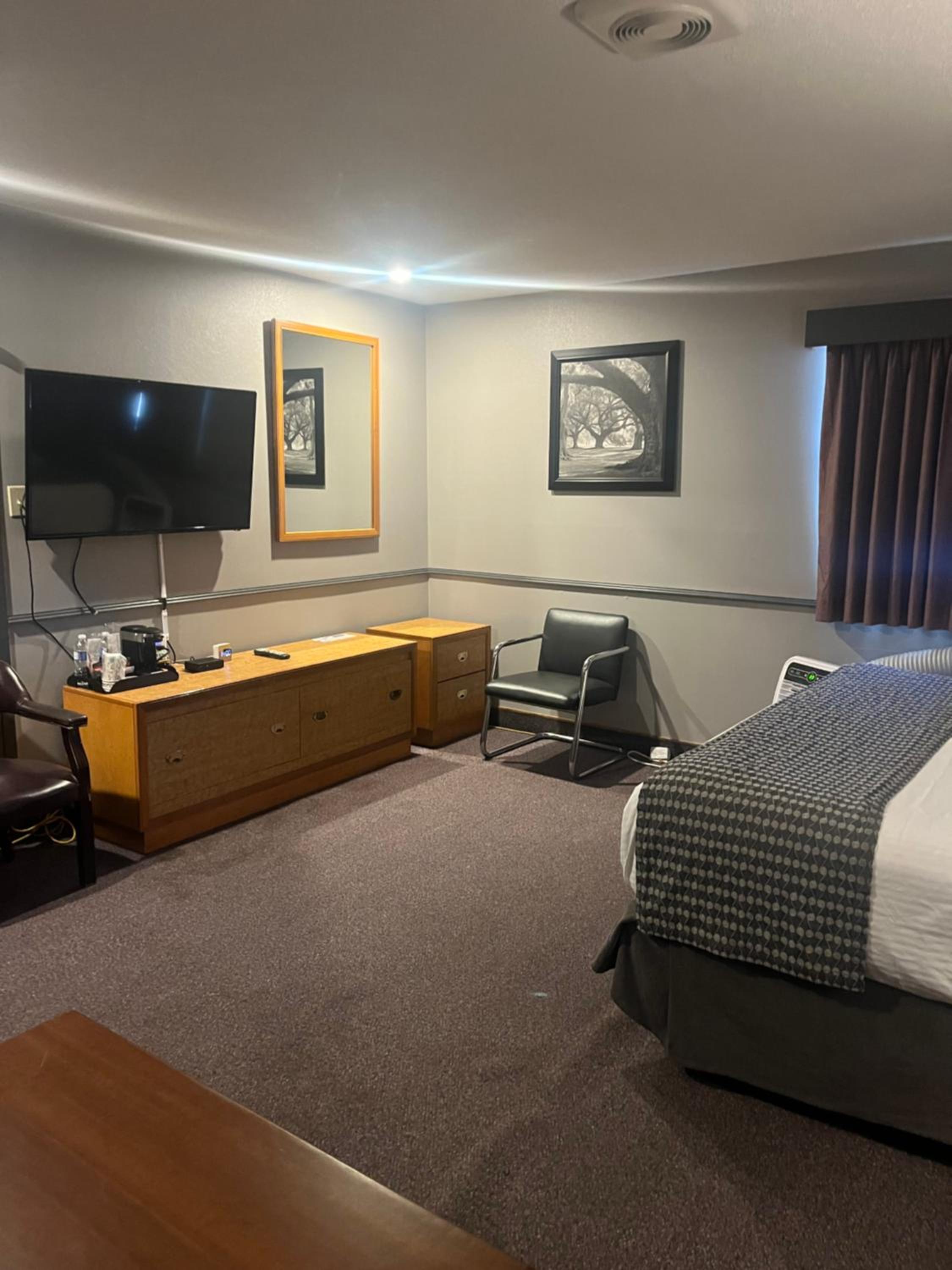 King Room with One King Bed - Non-Smoking  photo 1