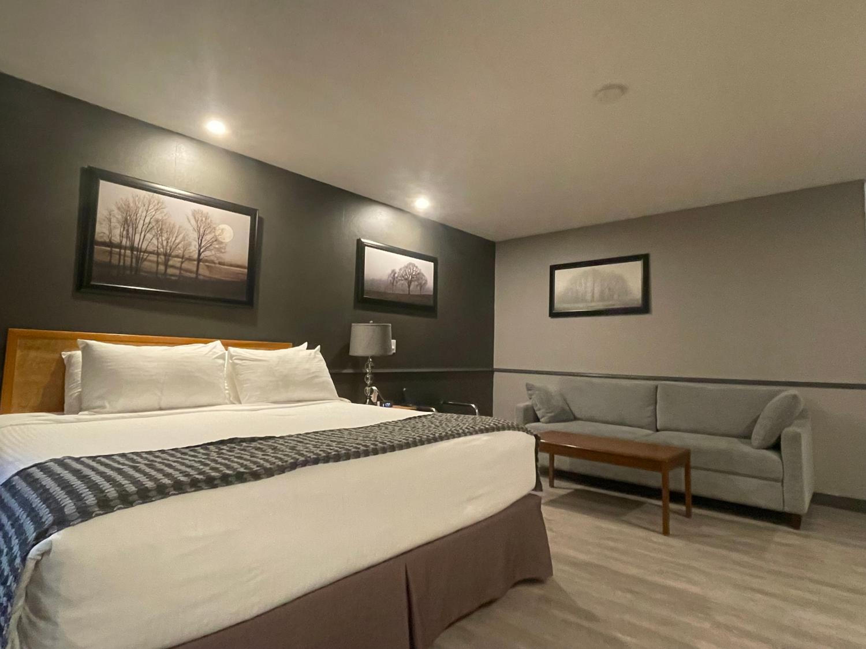 King Room with One King Bed - Exterior Entrance - Non-Smoking photo 3