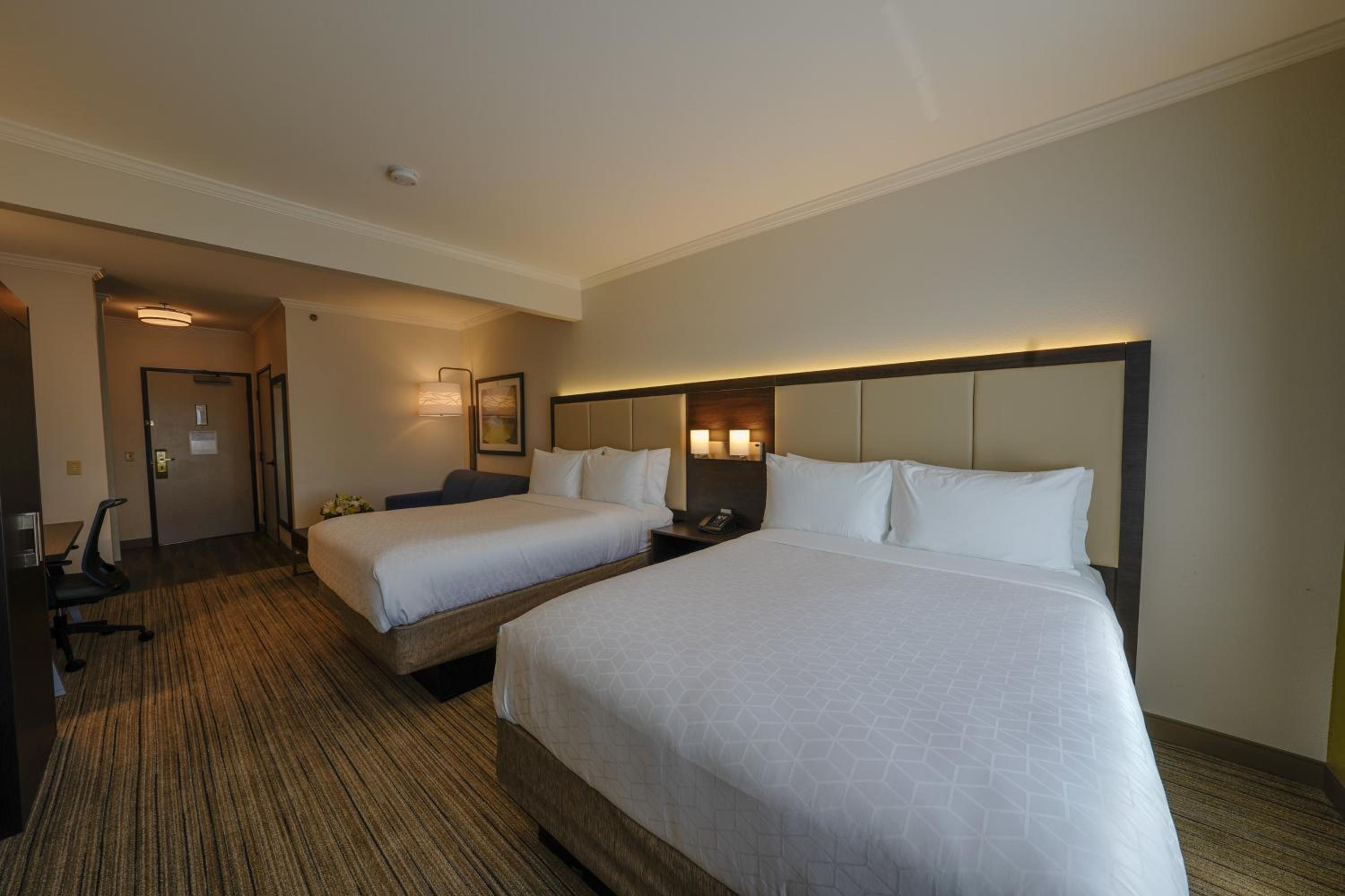 Queen Suite with Two Queen Beds - Photo 7