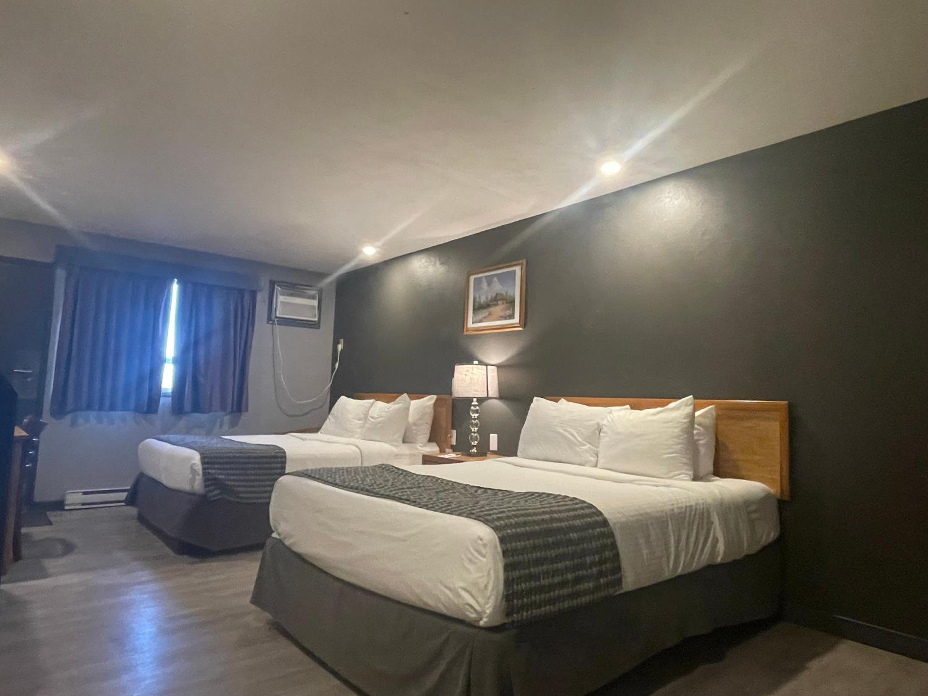 Queen Room with Two Queen Beds - Mobility Access/Non-Smoking photo 2