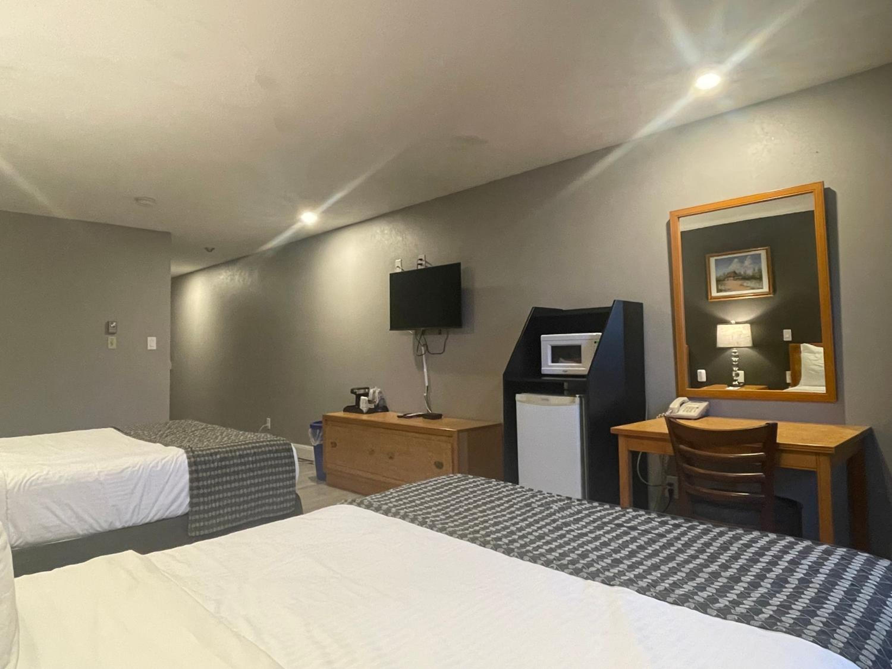 Queen Room with Two Queen Beds - Mobility Access/Non-Smoking photo 3