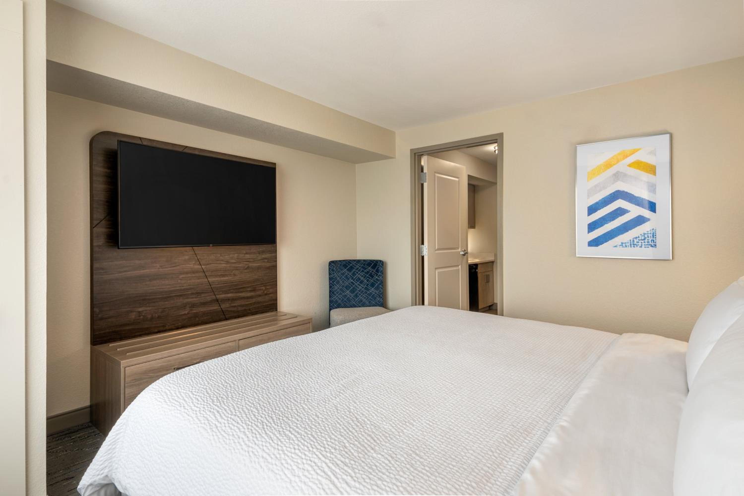 One-Bedroom Suite with King Bed Mobility Access Tub - Non-Smoking photo 2