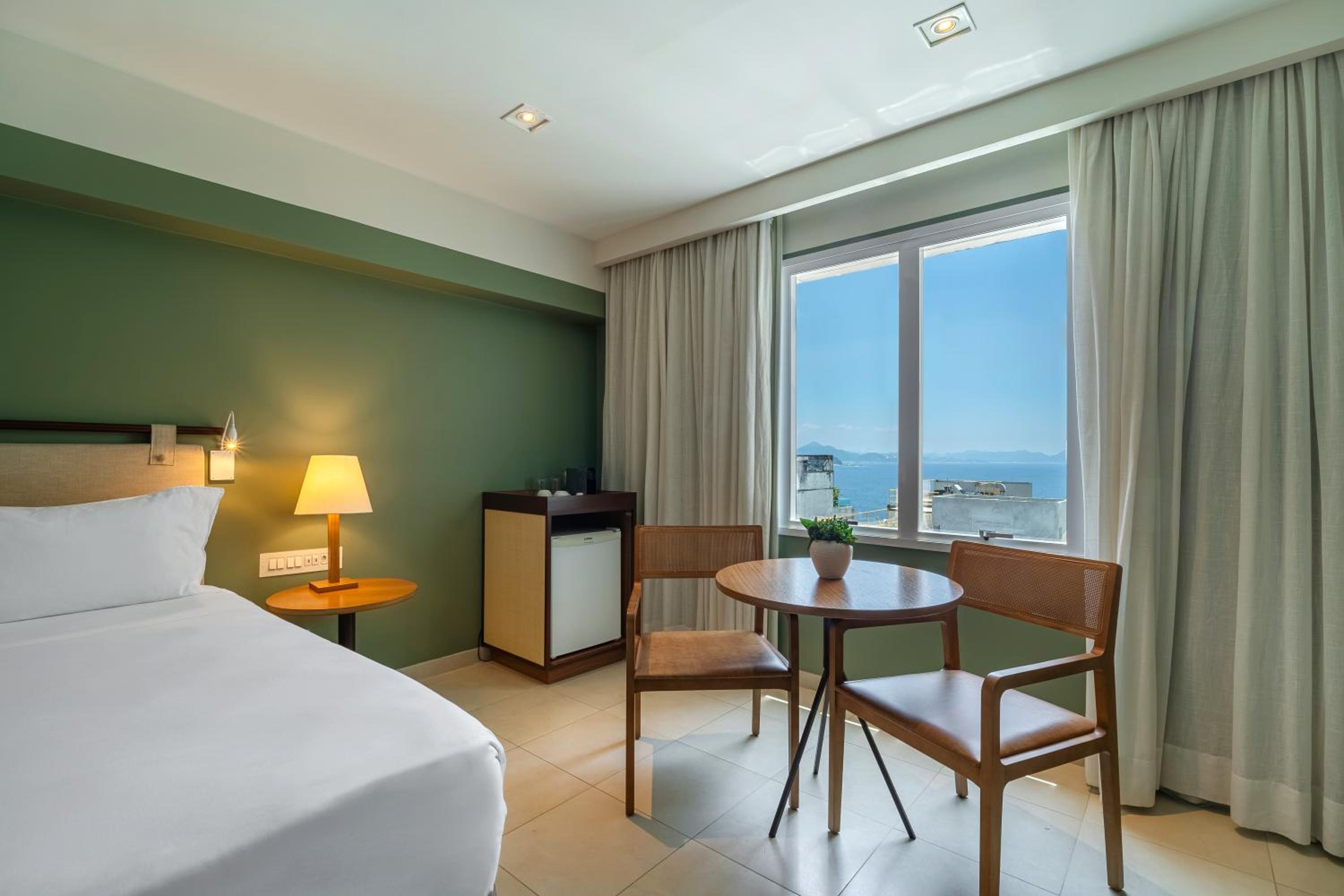 Executive King Room with Partial Frontal Sea View - Photo 3