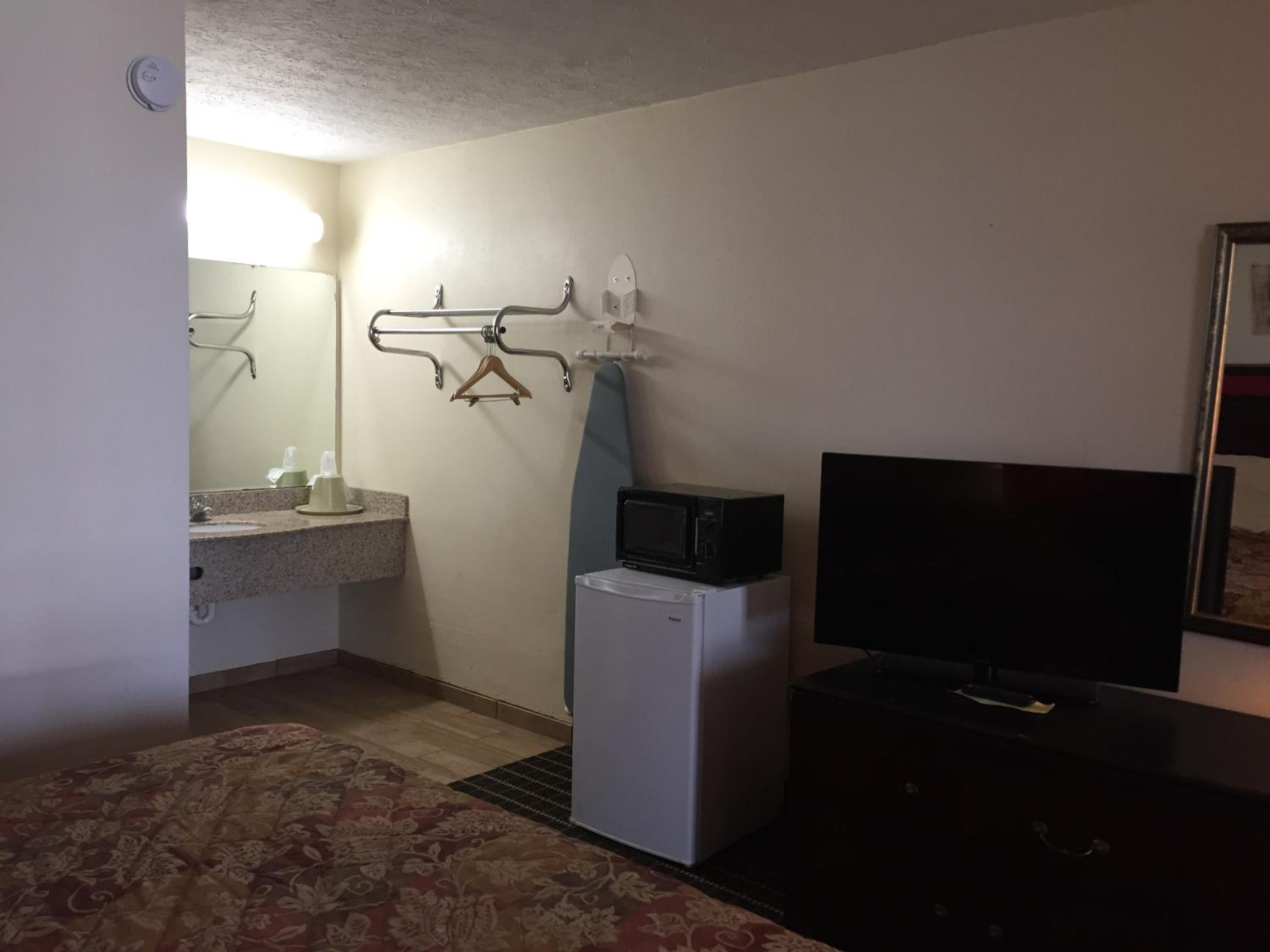 King Room - Non-Smoking photo 3