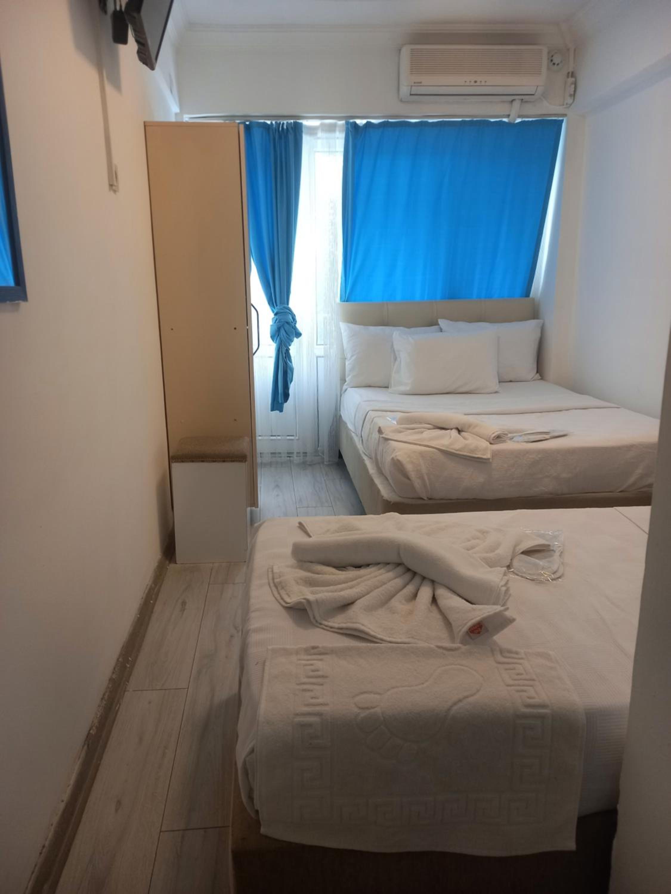Economy Triple Room photo 3