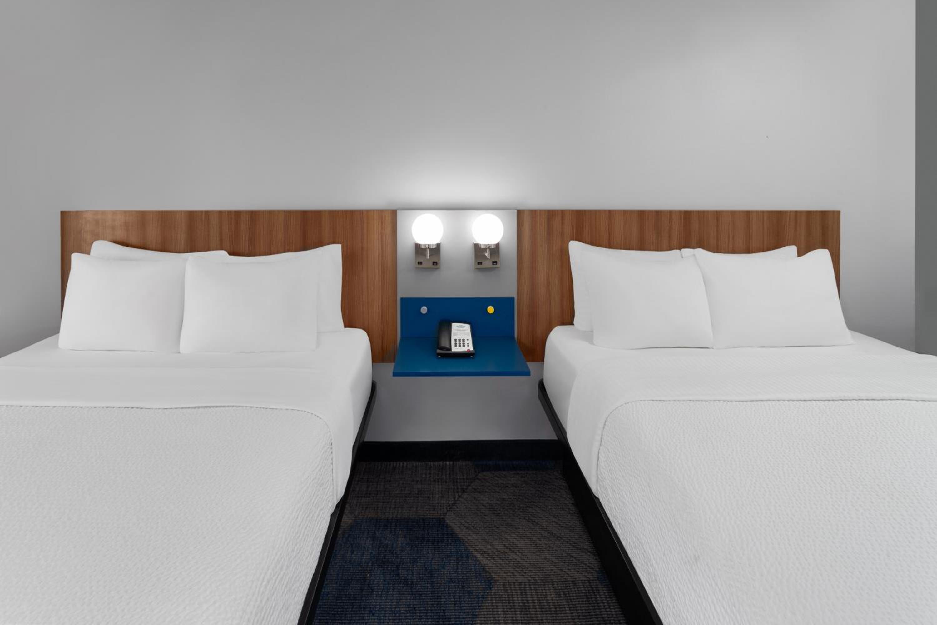 Queen Room with Two Queen Beds - Non-Smoking - Photo 3