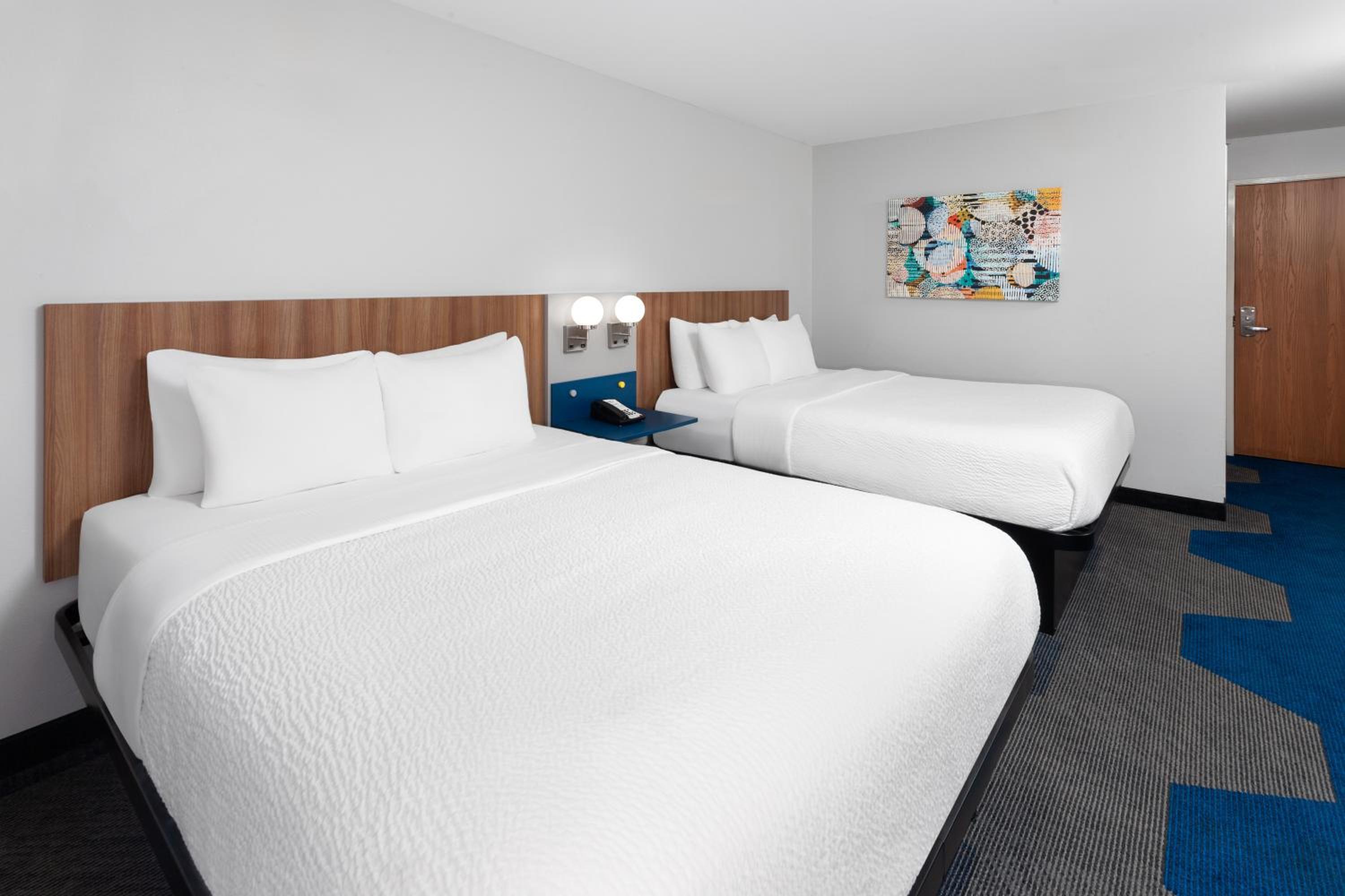 Queen Room with Two Queen Beds - Non-Smoking - Photo 2