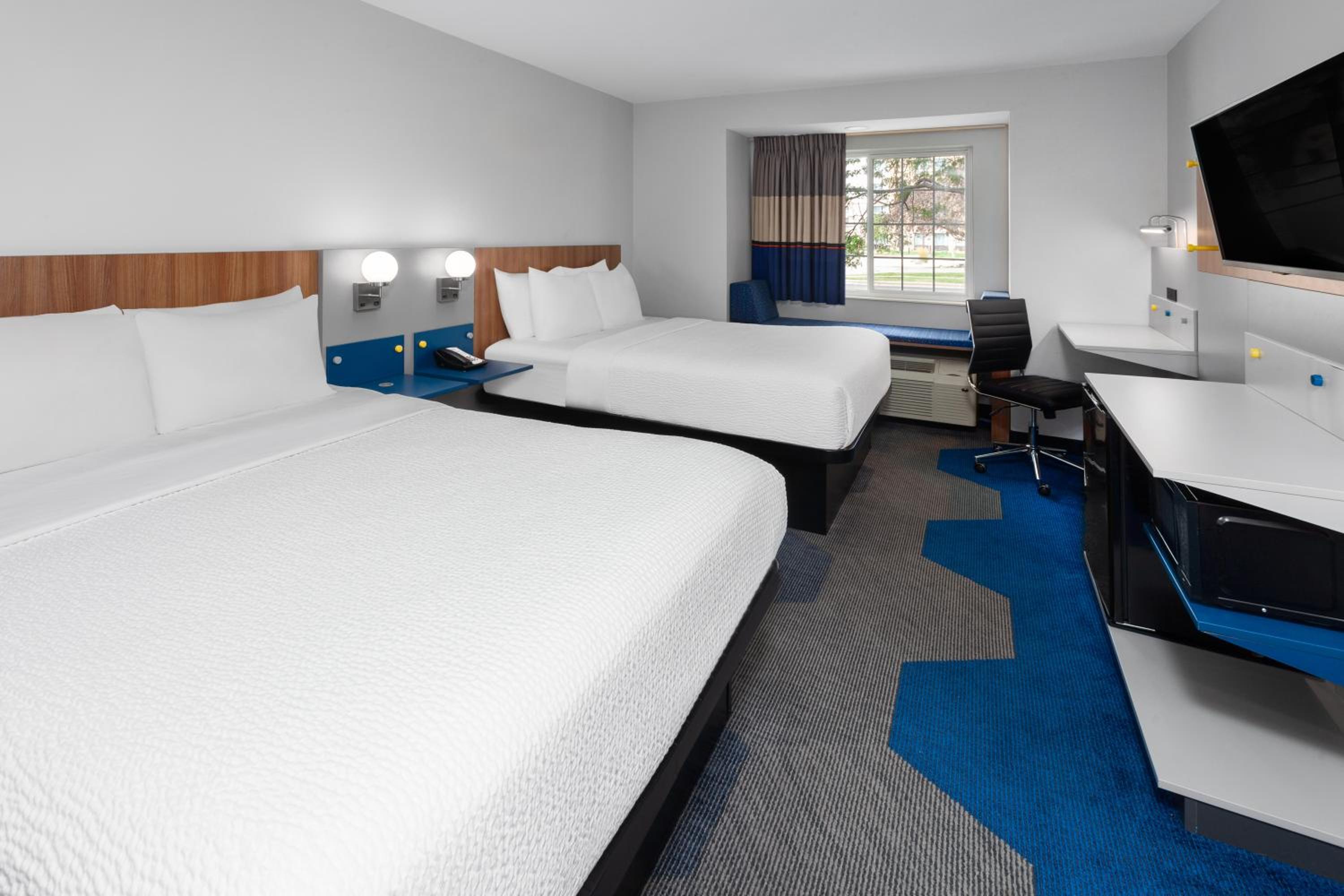 Deluxe Queen Room with Two Queen Beds - Disability Access - Non-Smoking - Photo 4