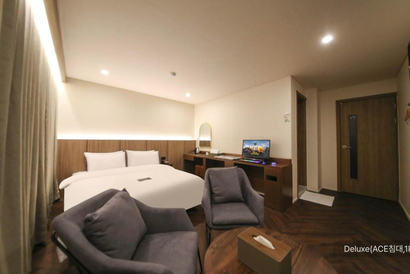 Deluxe Room - Photo 19